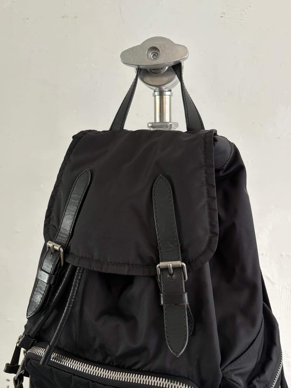 Burberry 버버리 블랙 컬러 미디엄 나일론 백팩 상품이미지2