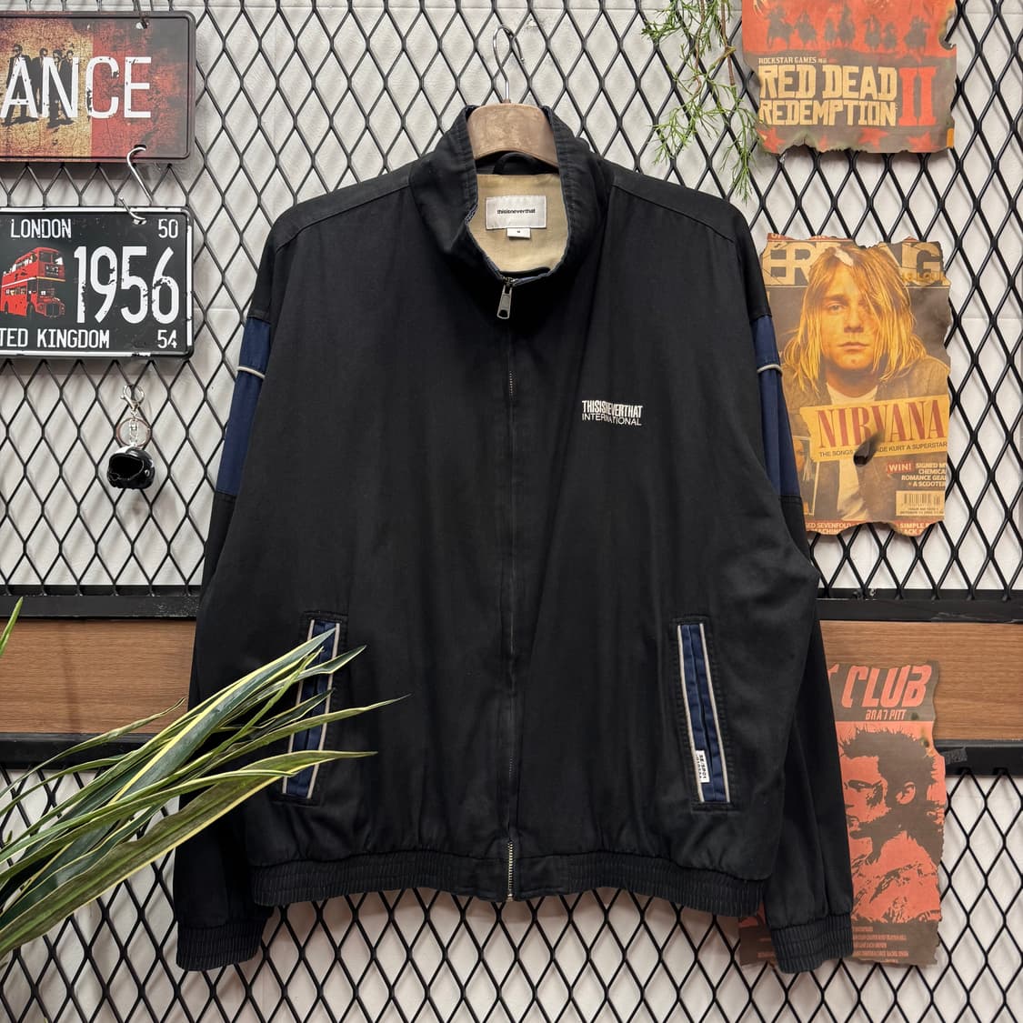 디스이즈네버댓 바람막이 후면 그래픽 프린팅 포인트 블랙 상품이미지1