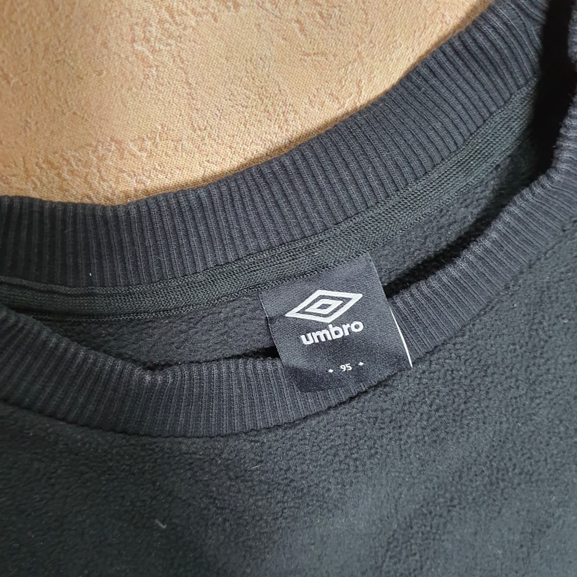 ✨ (바배) 엄브로 빅로고 블랙 플리스 맨투맨 상품이미지3