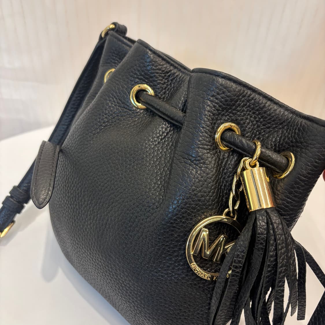 정품 마이클코어스 복조리 크로스백     상품이미지4