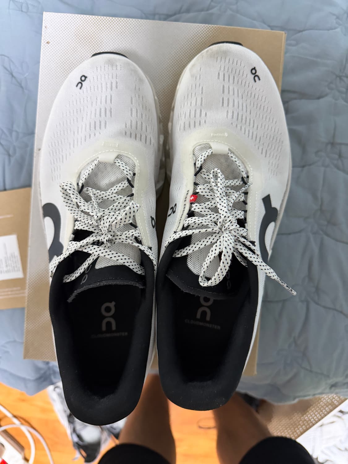 온러닝 클라우드몬스터2  270사이즈 판매(상태좋음) 상품이미지3