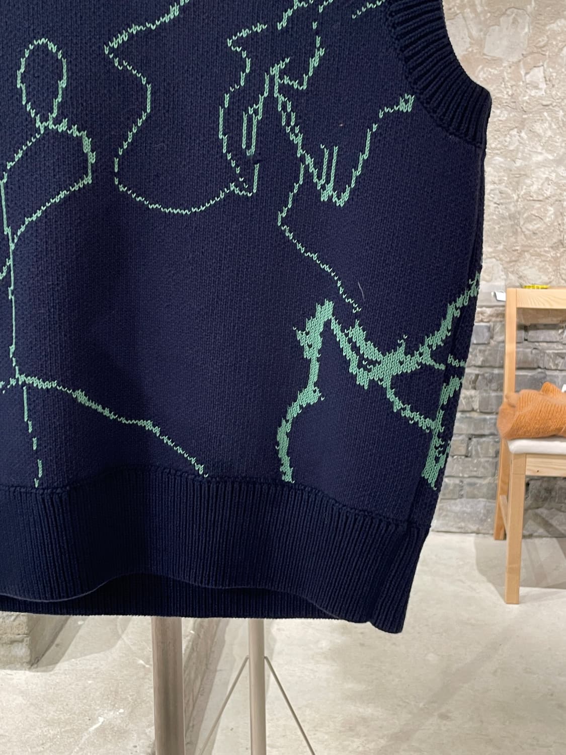 코스 네이비 레귤러 자카드 V넥 니트 베스트 상품이미지5