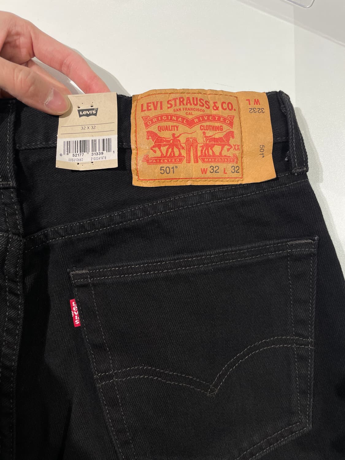 리바이스 501 레드탭 블랙 버튼 플라이 데님 팬츠 상품이미지7