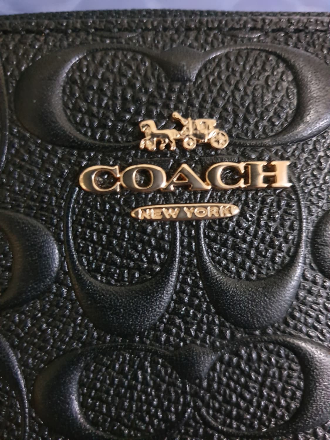 COACH 코치 엠보 모노그램 금장로고 집업 파우치형 중지갑 블랙 상품이미지2