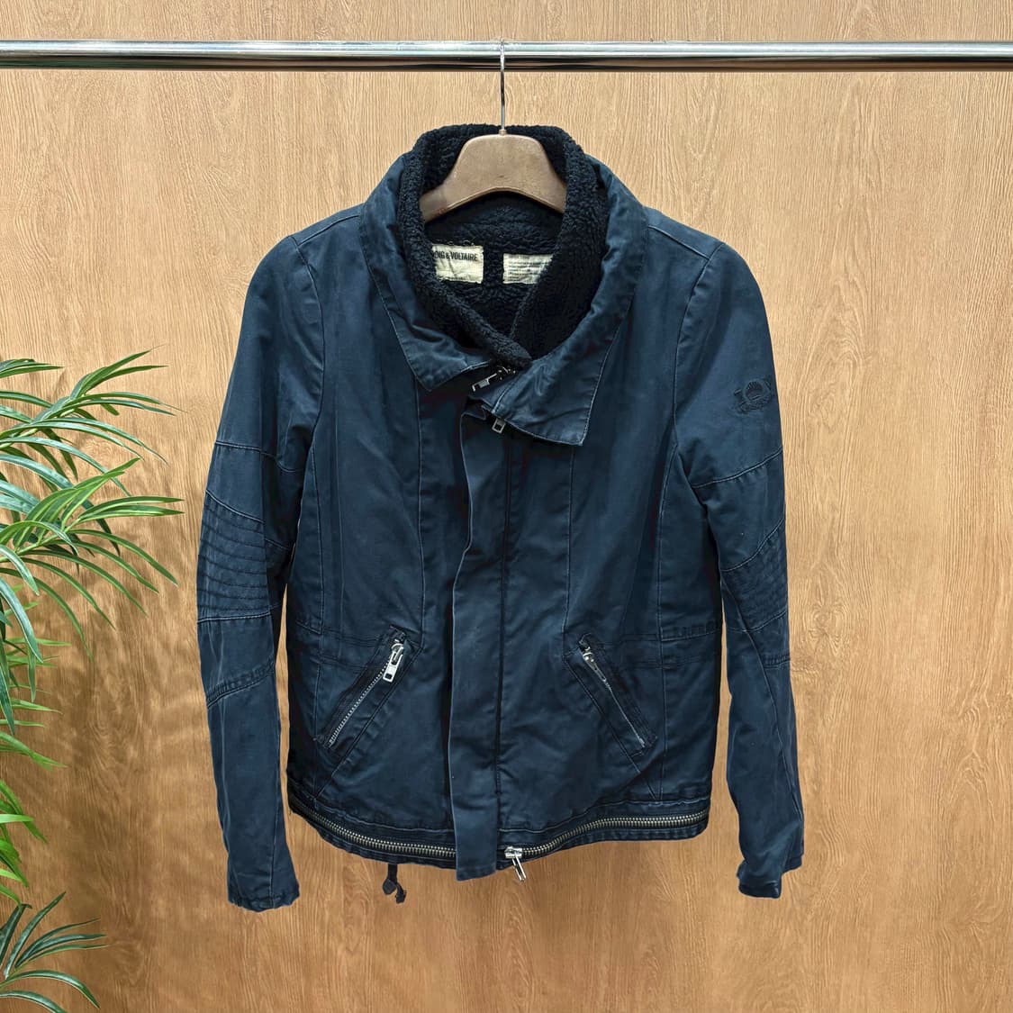 쟈딕 앤 볼테르 하이넥 자켓 플리스 안감 밑단 지퍼 디테일 블랙 상품이미지1