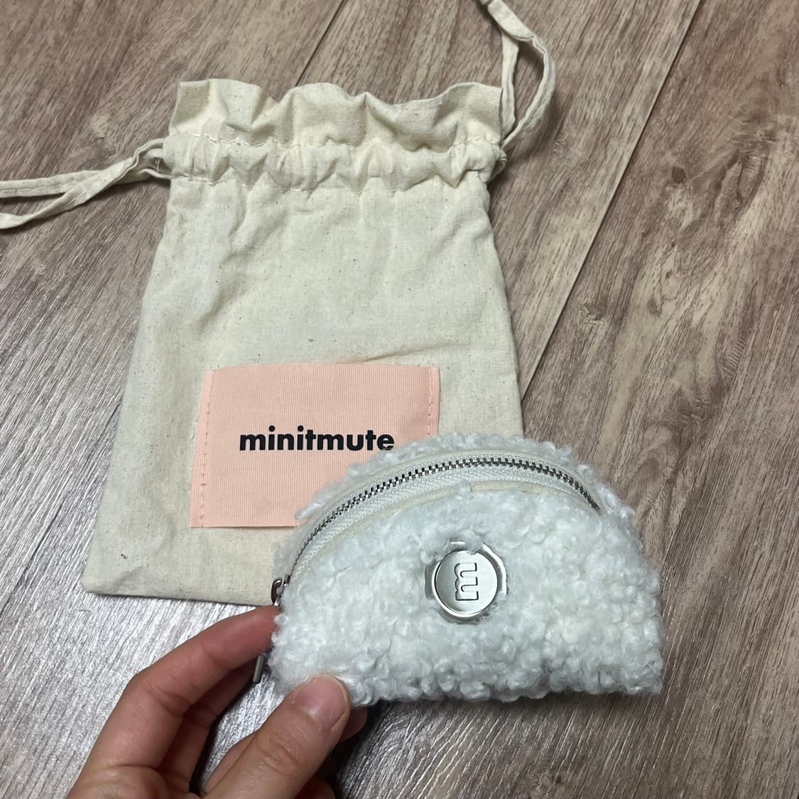 미닛뮤트의 클로 파우치 키링 스노우 상품이미지1