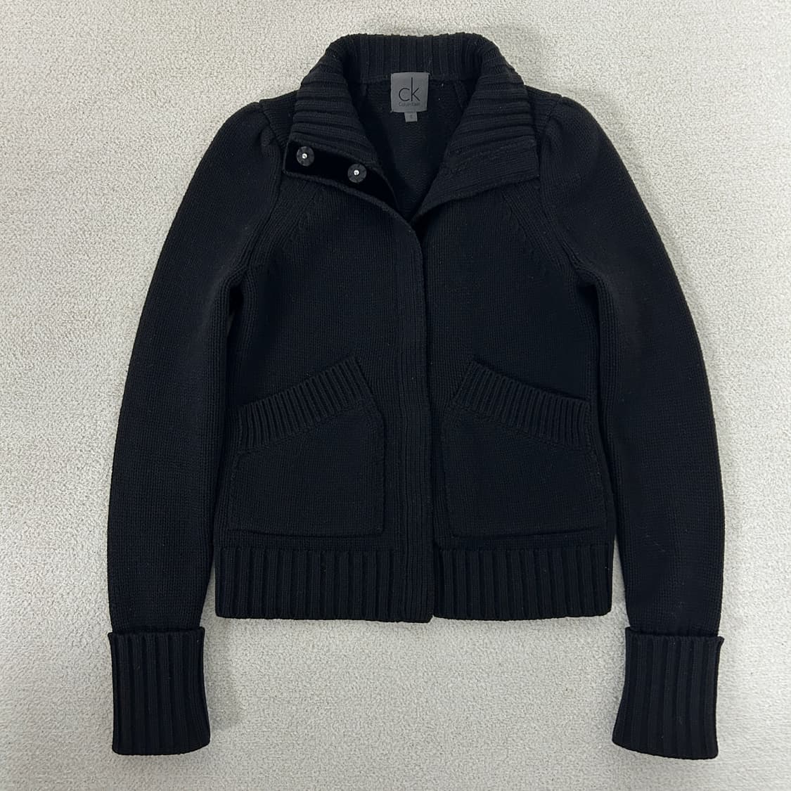 켈빈클라인 빅포켓 니트 가디건 블랙 상품이미지3