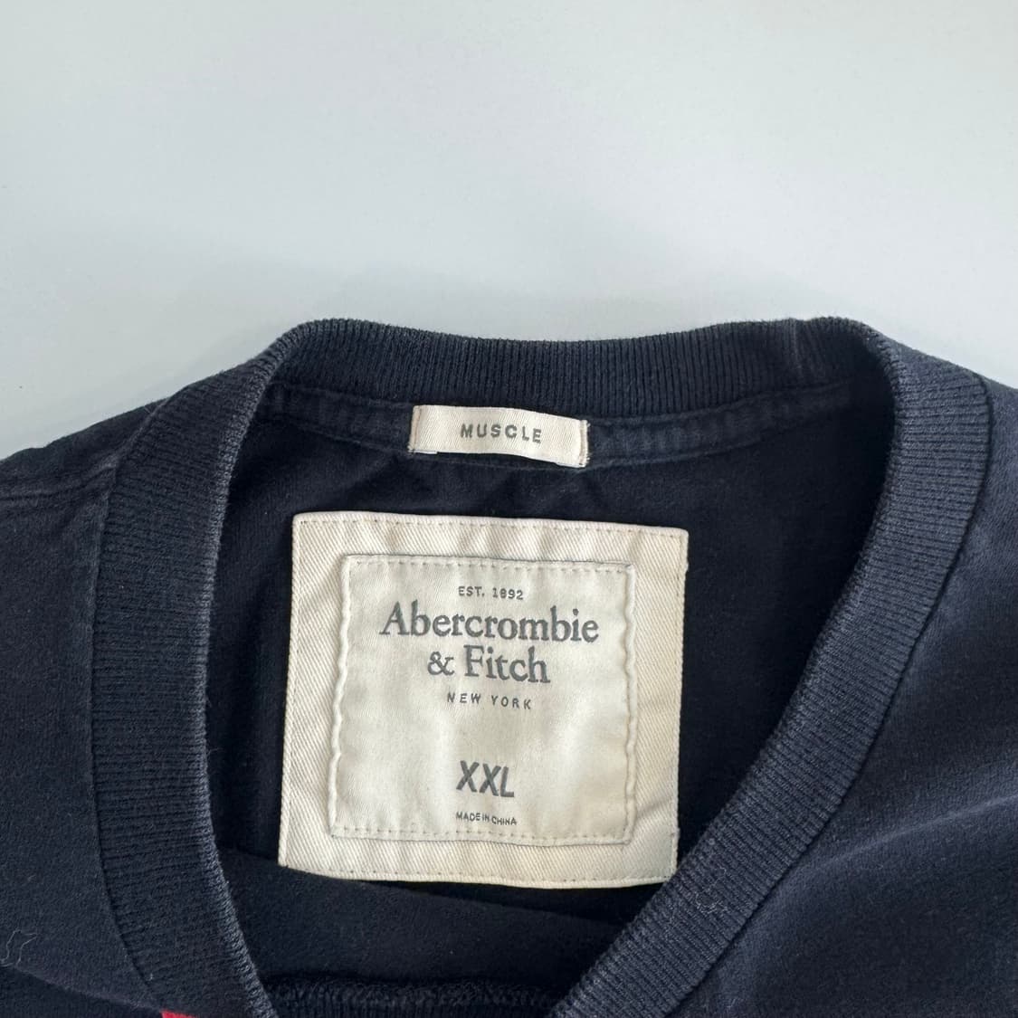 Abercrombie 아베크롬비 레드로고 다크 네이비 반팔 상품이미지5