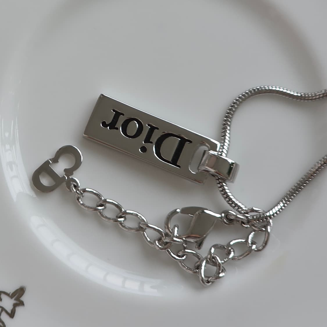 디올 은장 세로바 세로플레이트 dior 로고 펜던트 목걸이 상품이미지5
