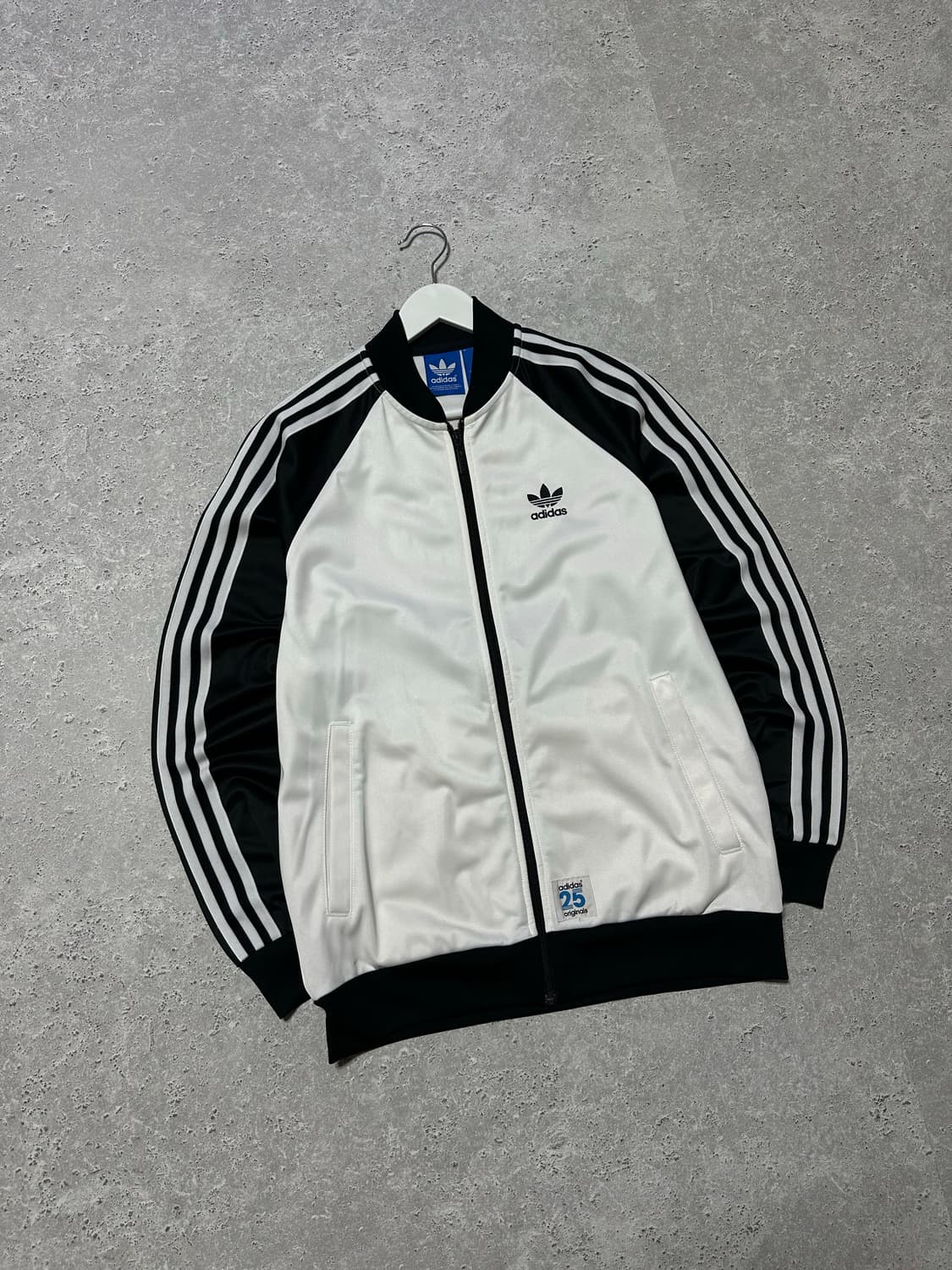 아디다스 니고 베어 25주년 화이트블랙 트랙탑 상품이미지1
