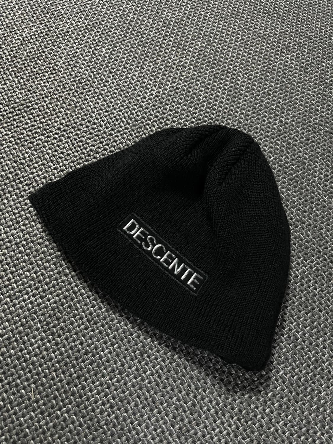 데상트 블랙 비니 모자 상품이미지1