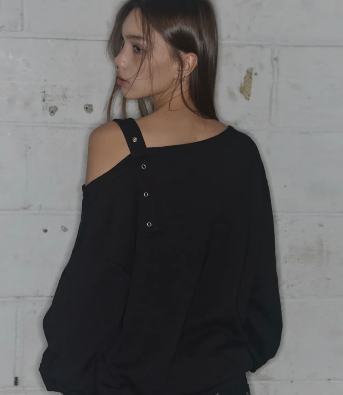 팬시클럽 원숄더 버클 스웻셔츠 블랙 상품이미지2