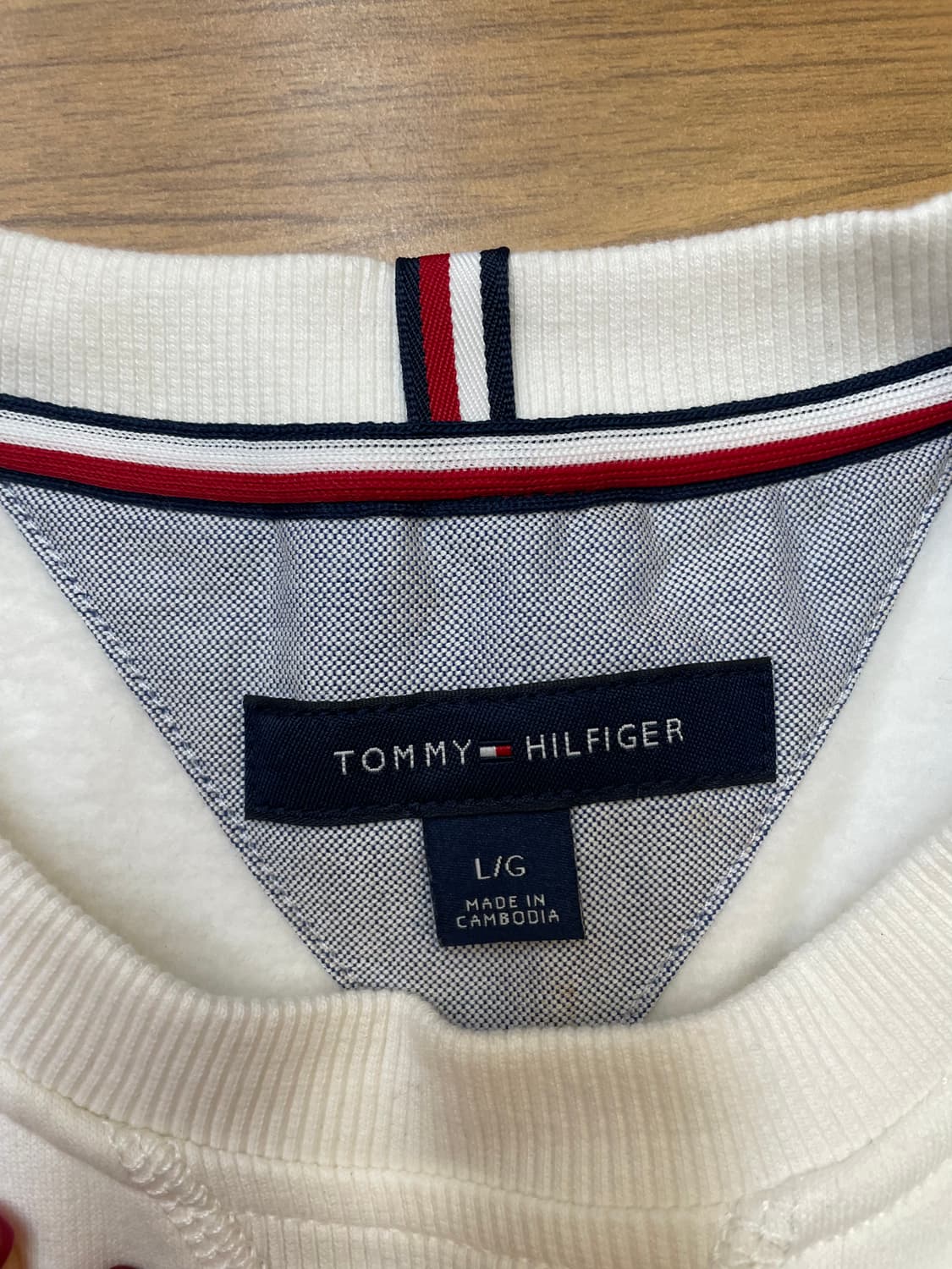 흰색 타미힐피거 맨투맨 L사이즈입니다. 무난한 디자인이라 어느 옷에나 잘 상품이미지4
