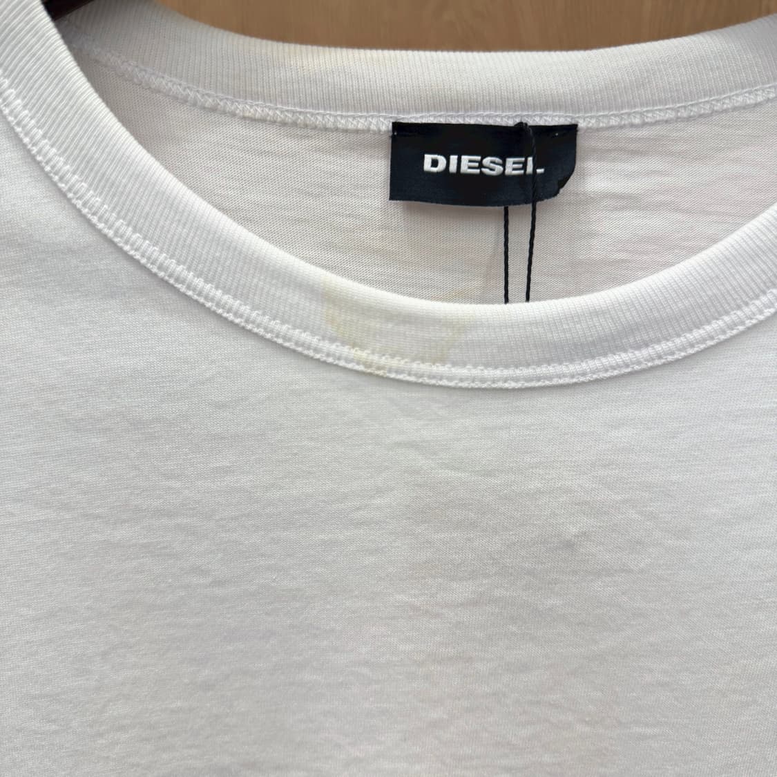 디젤 코튼 라운드넥 반팔 티셔츠 포켓 로고 패치 디테일 화이트 상품이미지7