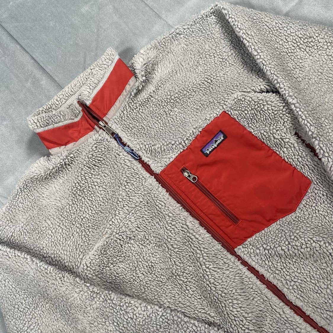 파타고니아 클래식 레트로-X 플리스 자켓 그레이/레드 상품이미지2