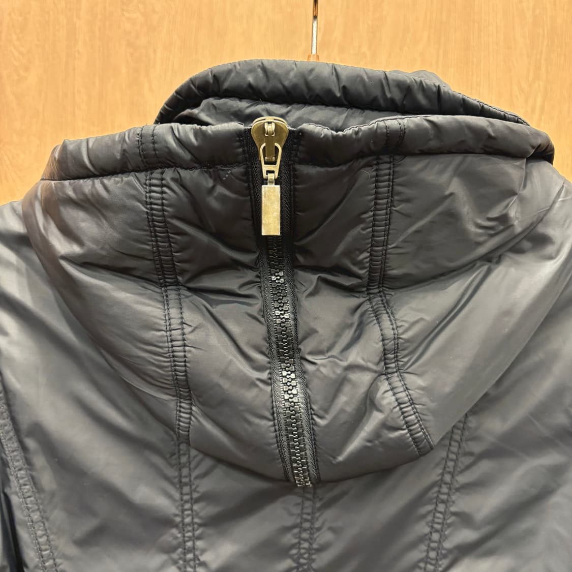 막스앤코 라이트 웨이트 후드 패딩 코트 허리 밑단 스트링 디테일 블랙 상품이미지6