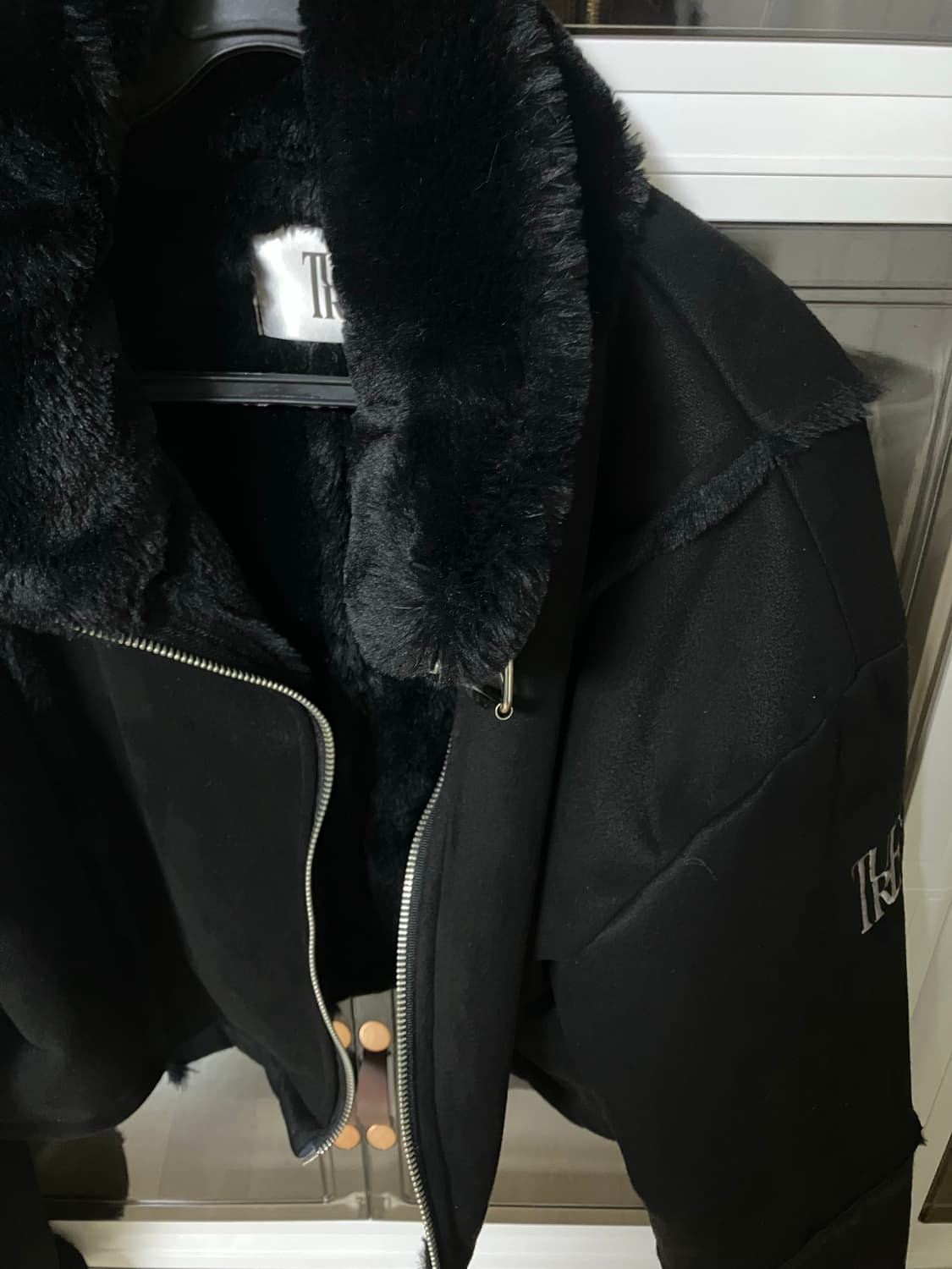 [카리나 착용] TURE 크롭스웨이드 퍼 무스탕 블랙 상품이미지6