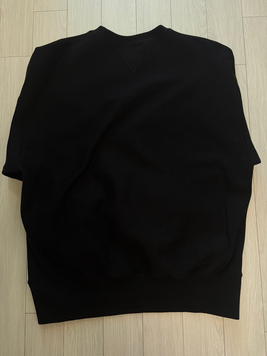 아웃스탠딩 맨투맨 블랙 M 팝니다 상품이미지2