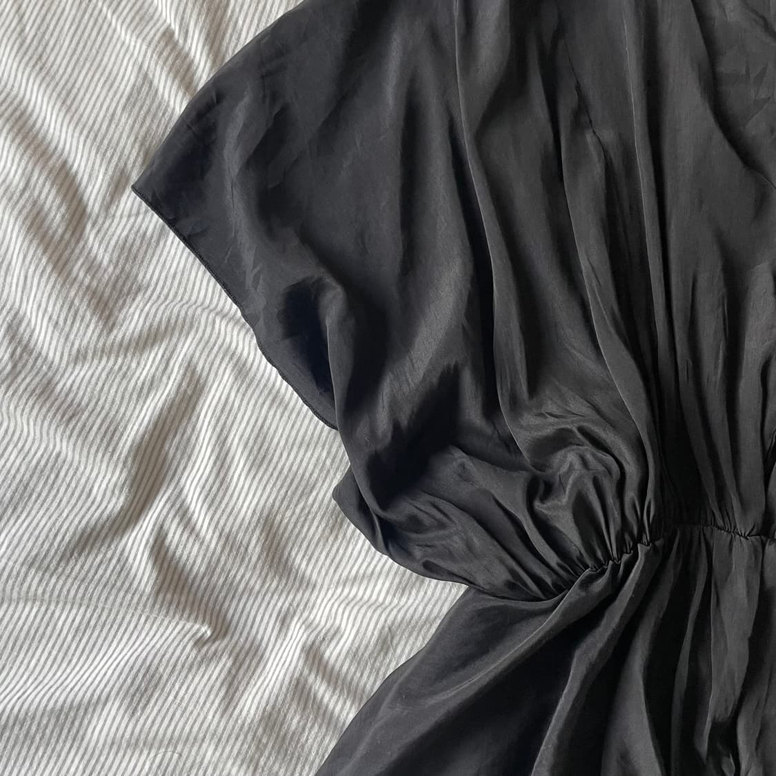 블랙 드레이프 셔링 블라우스 상품이미지4