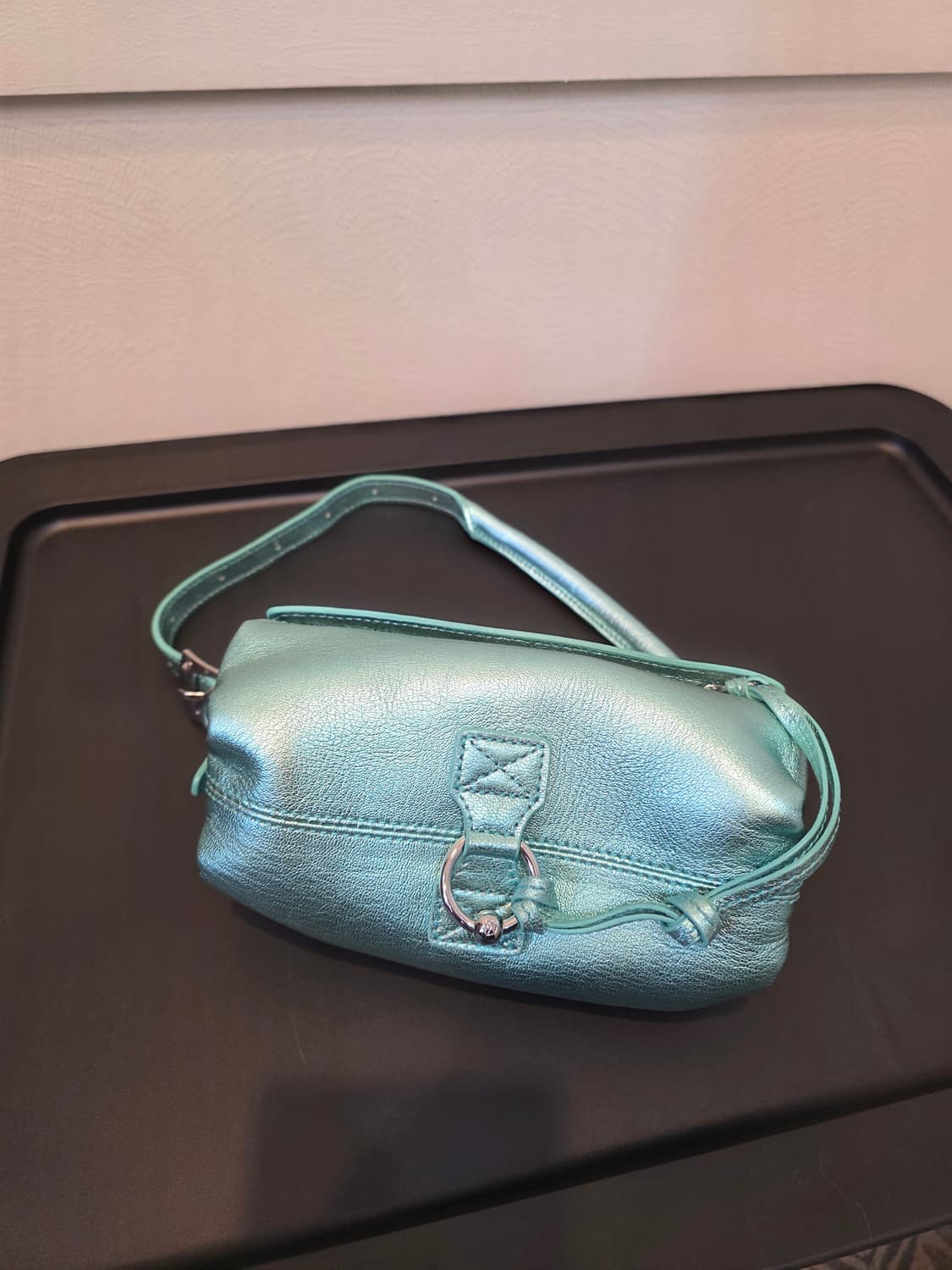 오픈와이와이 메탈릭 필로우 핸들백 상품이미지1