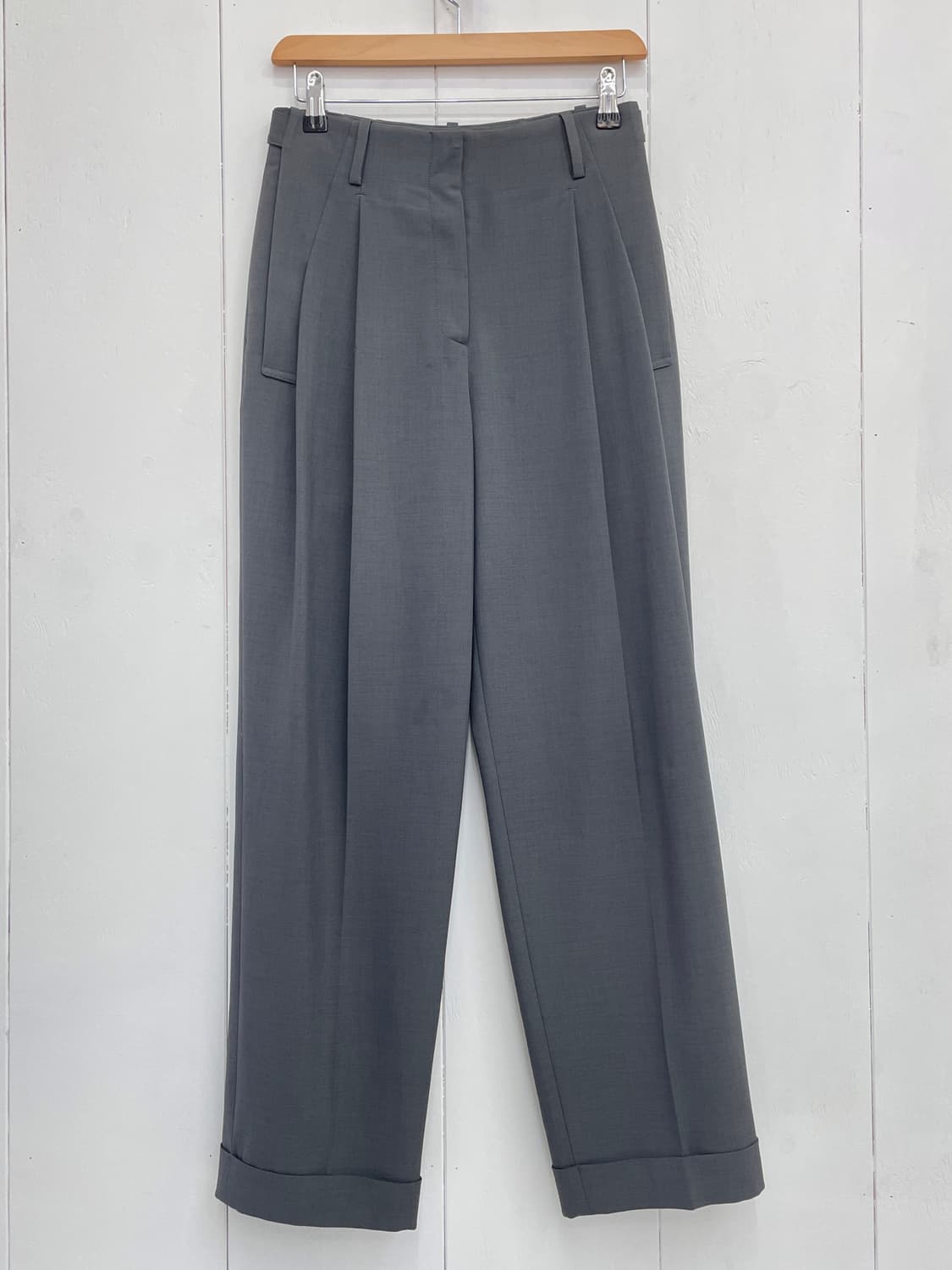 그로브(GROVE) 백버튼 핀턱 턴업 슬랙스 차콜 상품이미지2