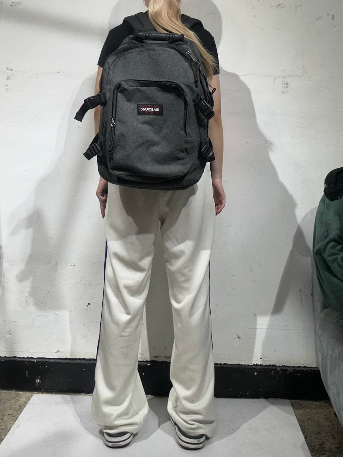 이스트팩 그레이 백팩 가방 상품이미지3