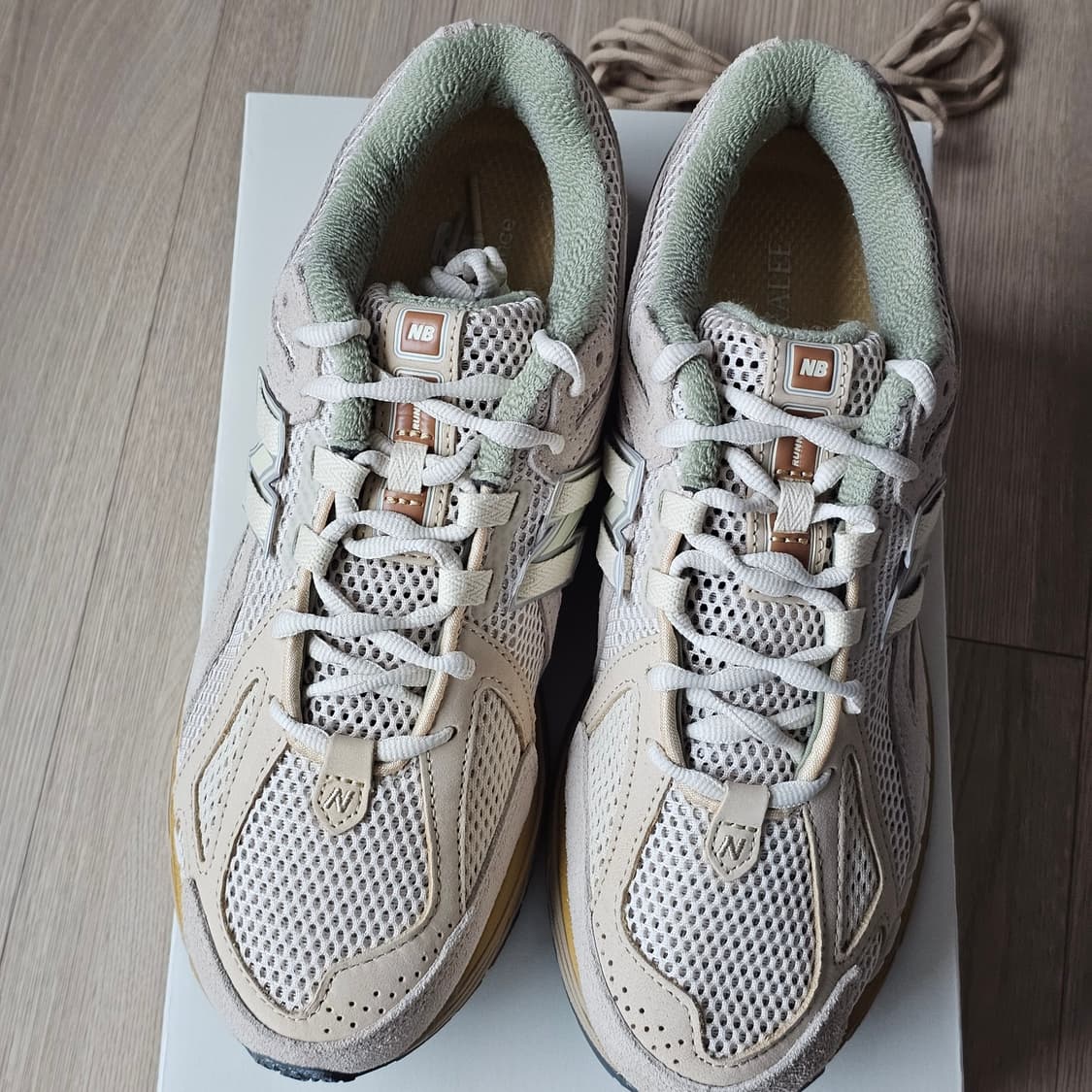 285 새제품) 뉴발란스 x 오라리 1906R 본 화이트 M1906RAU 상품이미지6