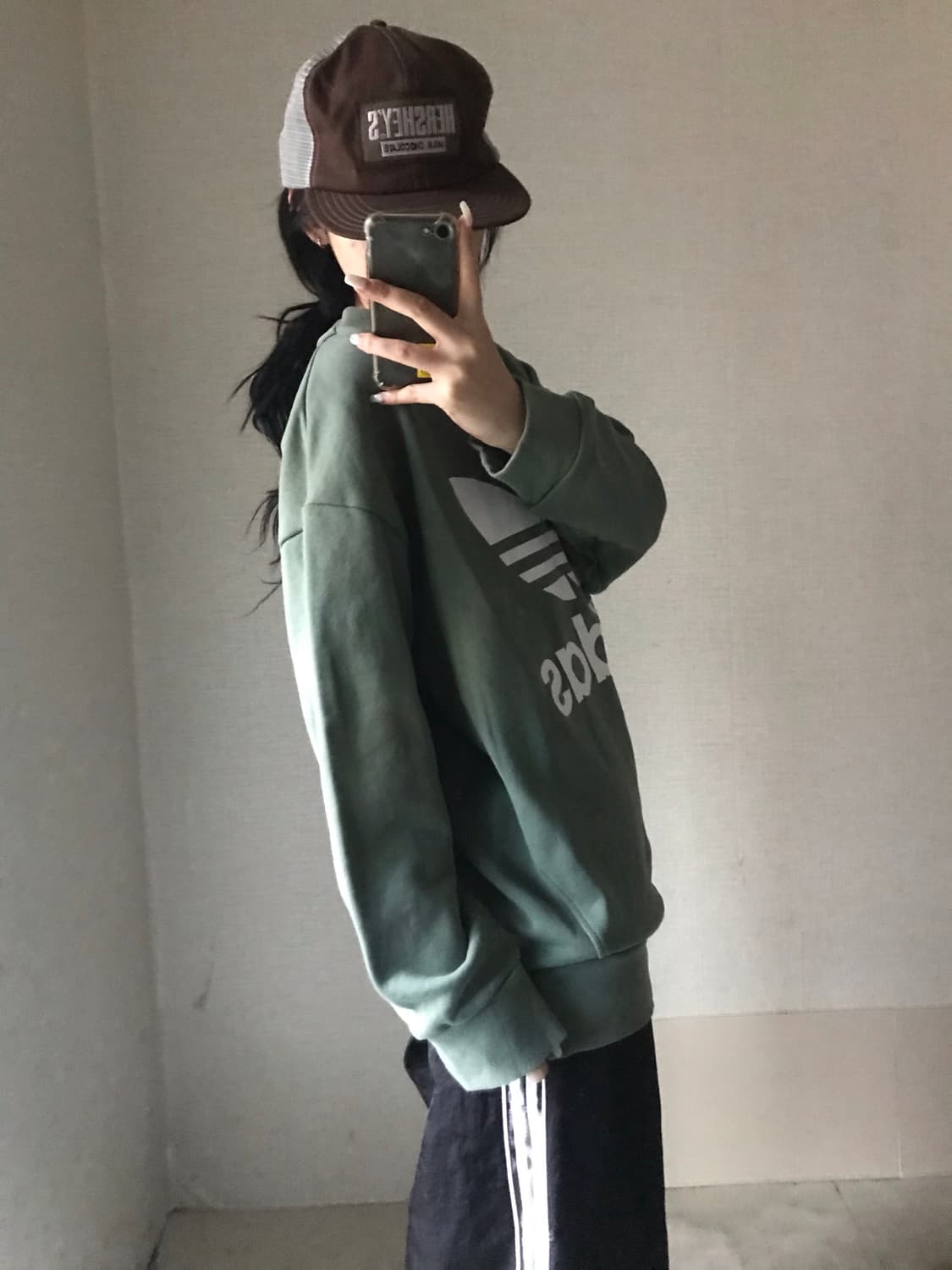 아디다스 빅로고 카키 맨투맨 상품이미지4