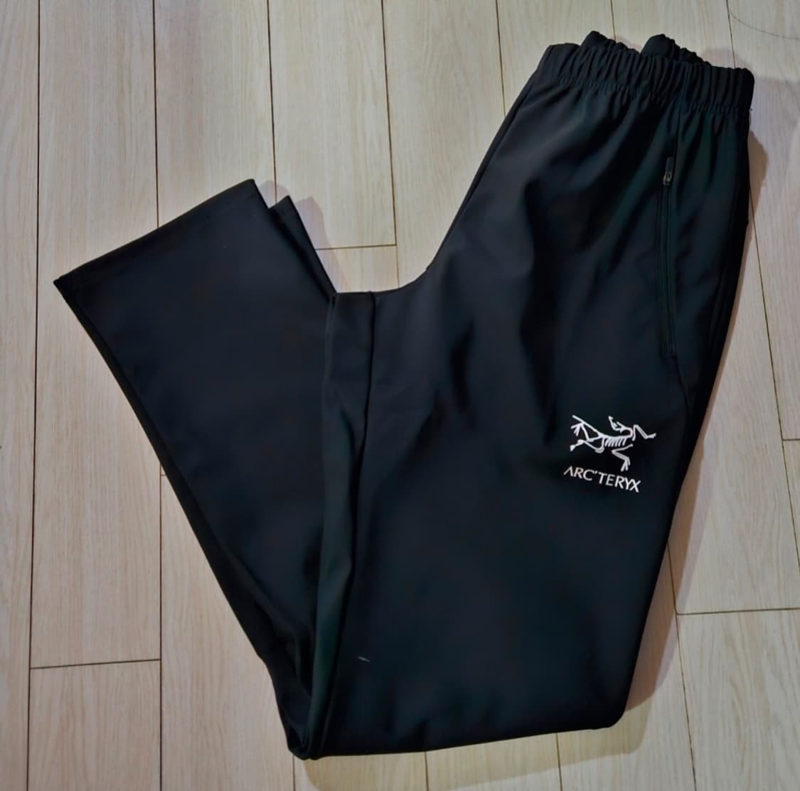 아크테릭스 블랙 색상 기능성 바지 상품이미지1