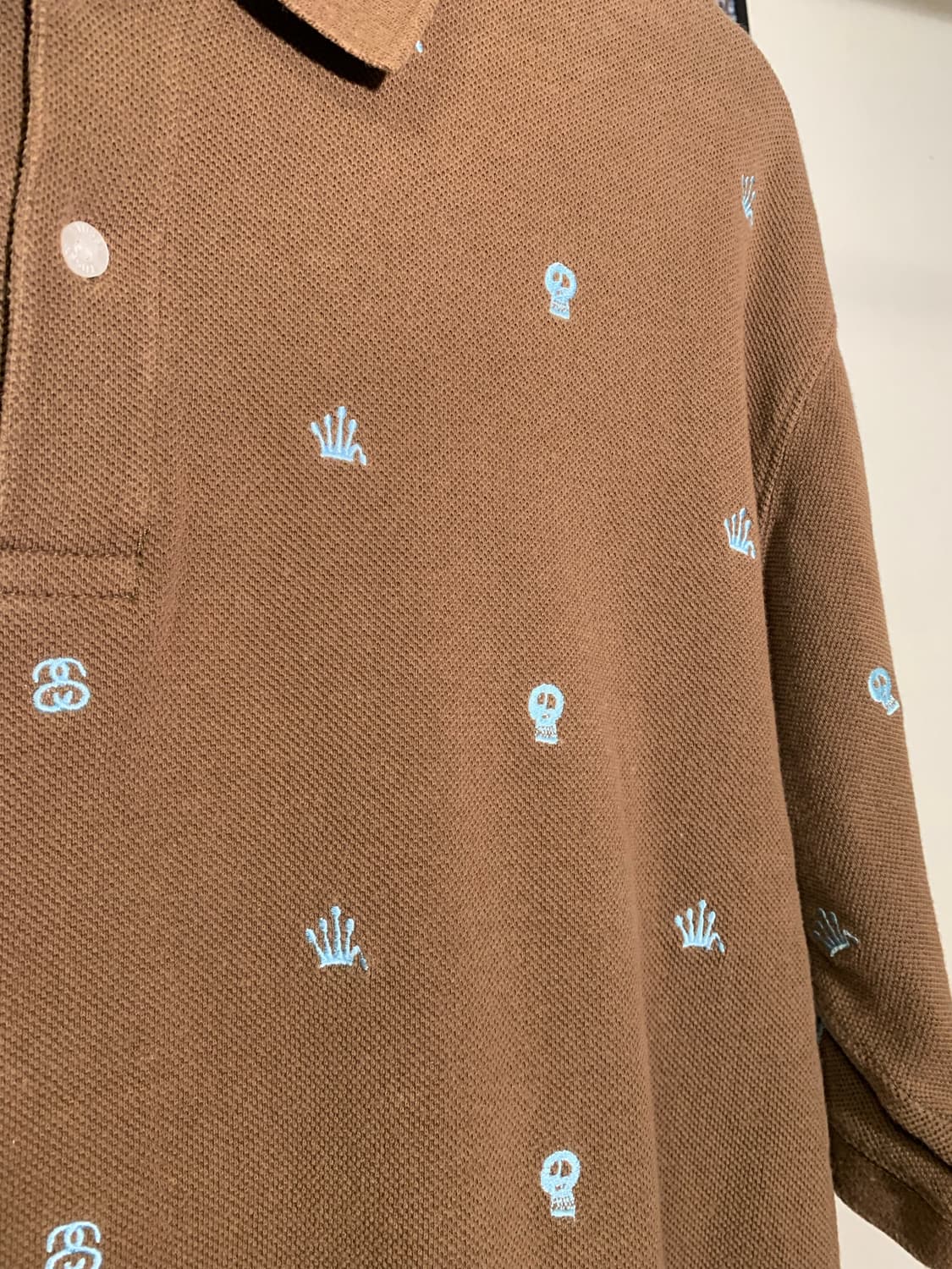 스투시 스컬 크라운 에스링크 자수 브라운 폴로셔츠  상품이미지1