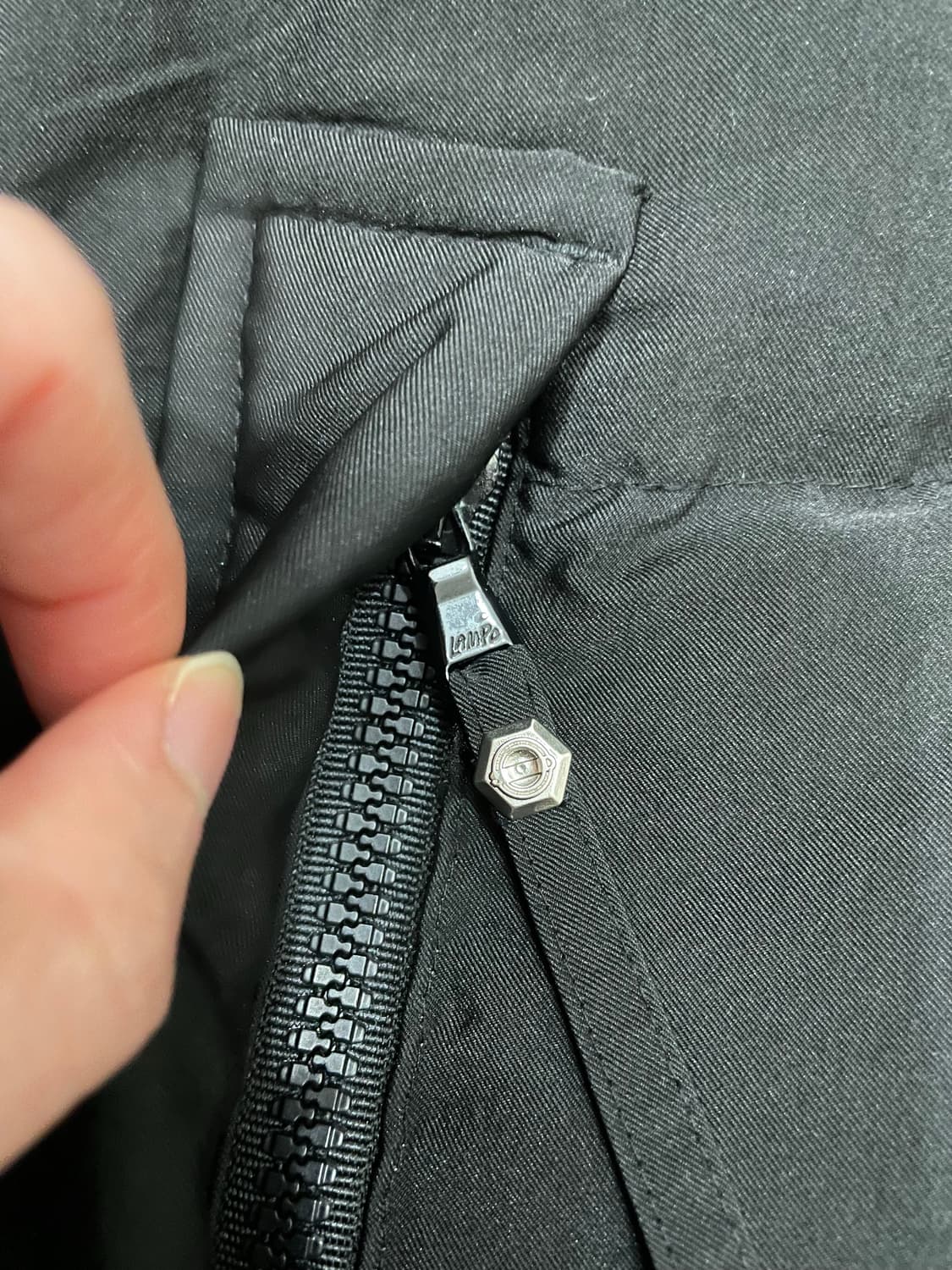 솔리드옴므 22FW 시베리안 구스 다운 베스트 패딩조끼 블랙 상품이미지4