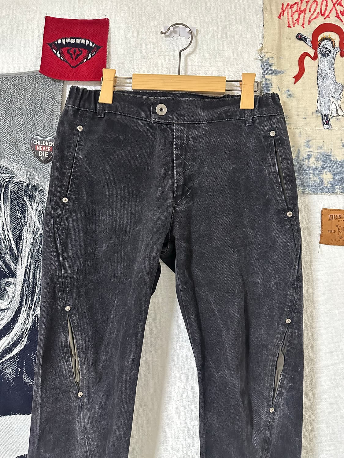 넥스트도어립스 트위스트 디테일 지퍼기믹 워싱데님 상품이미지3