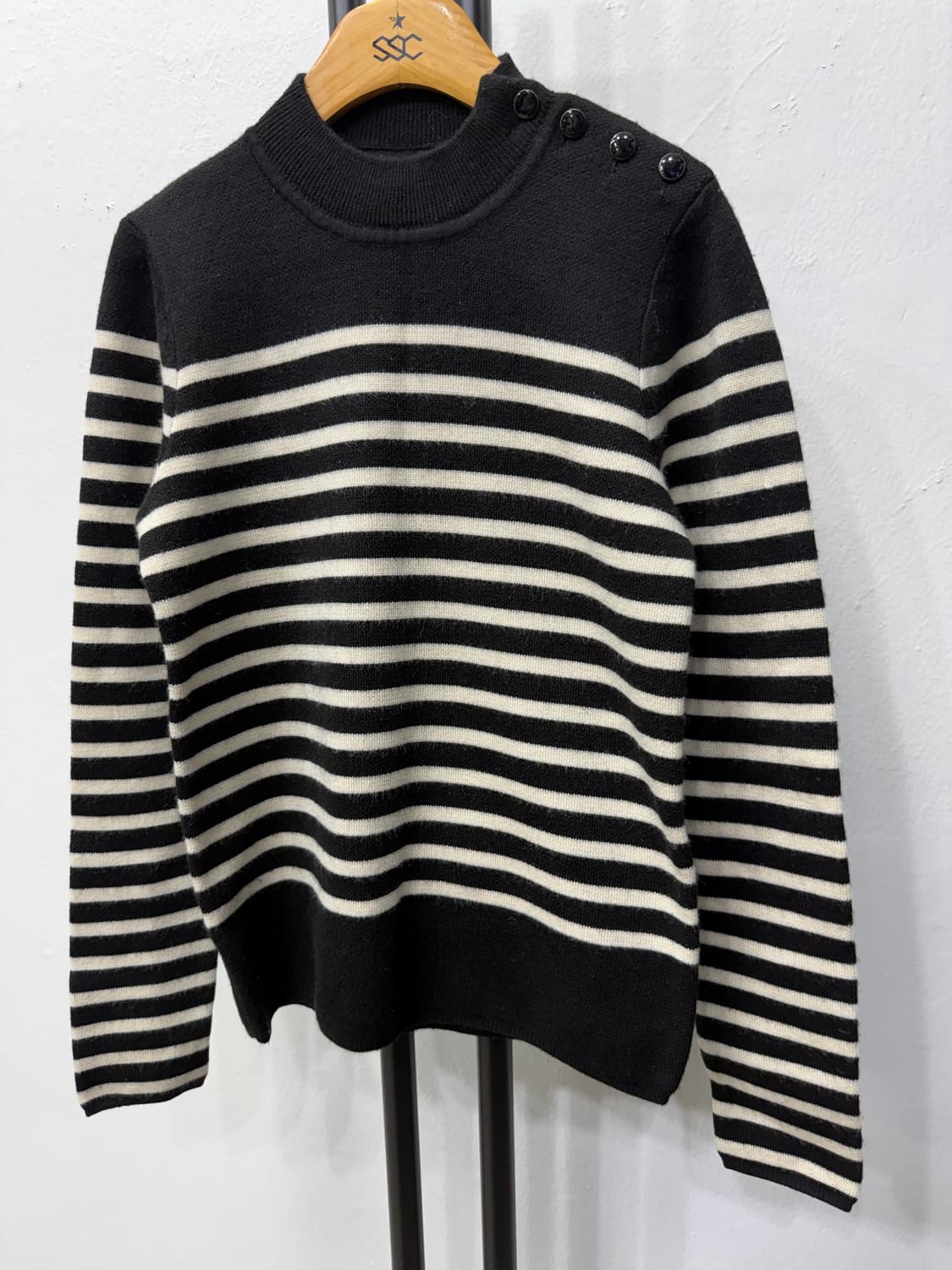 정품) 산드로 여성 블랙 화이트 스트라이프 니트 2 상품이미지3