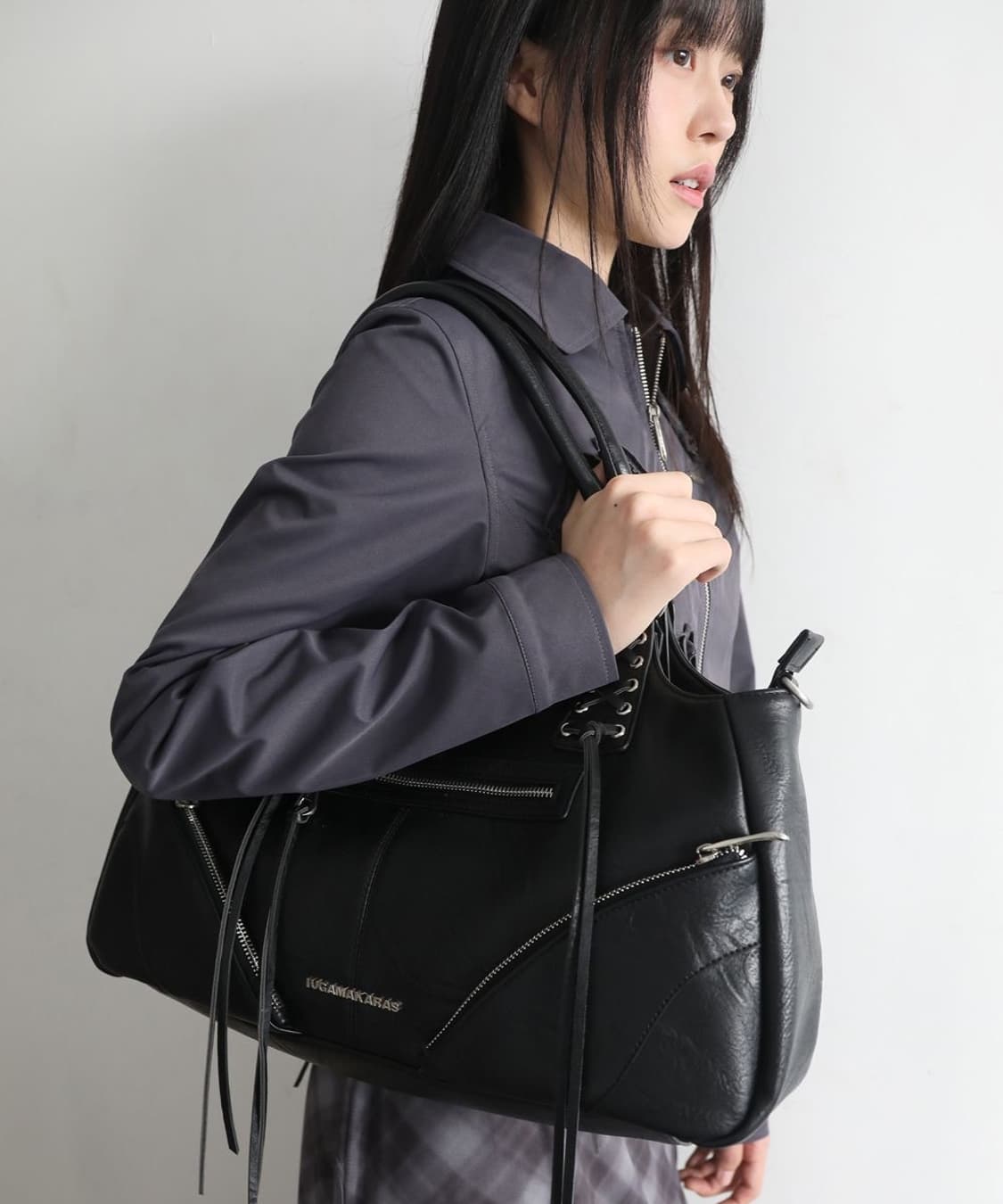 이우가마카라스 아일렛 레더 프린지 백 블랙 상품이미지3