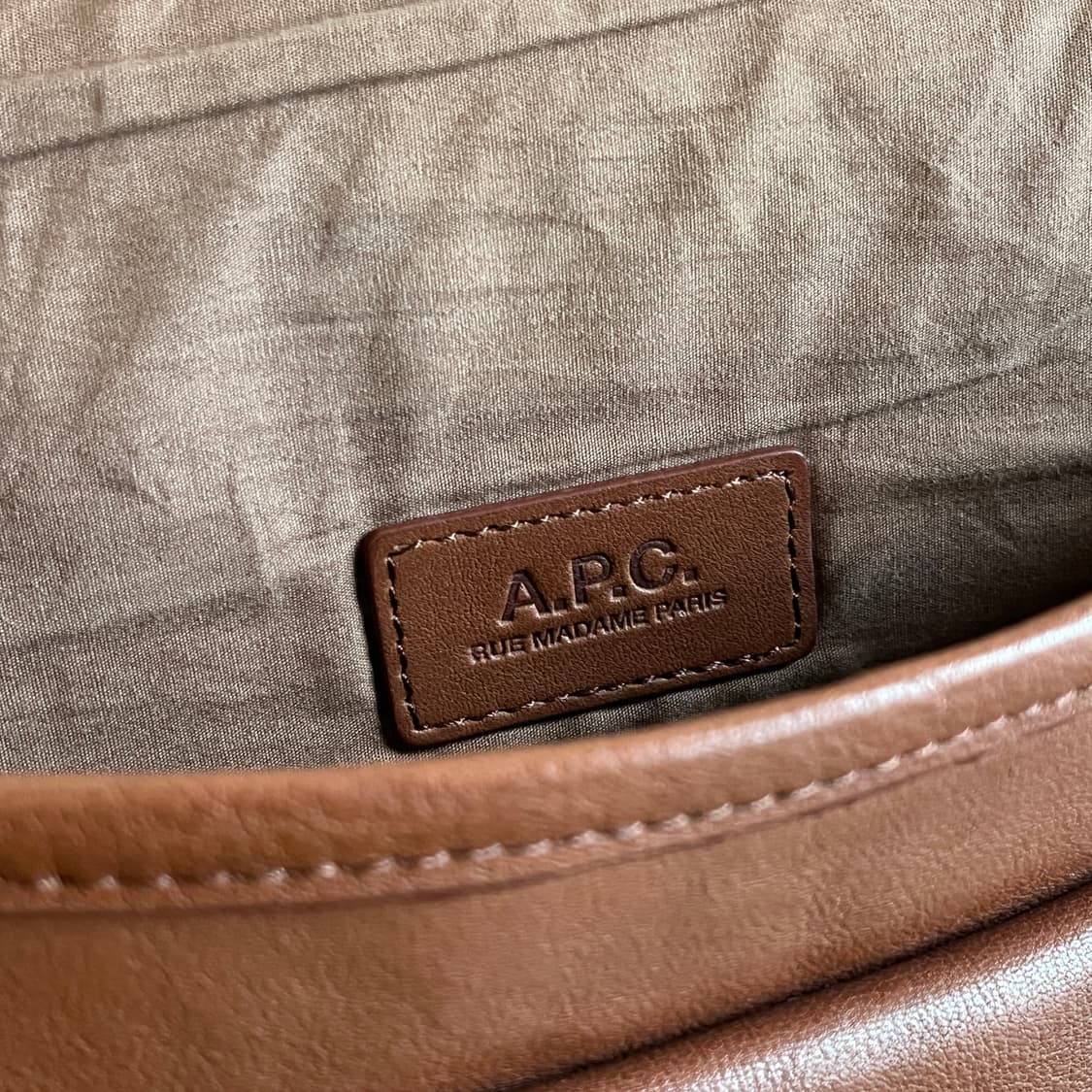 A.P.C. Leather Messenger Bag 상품이미지9