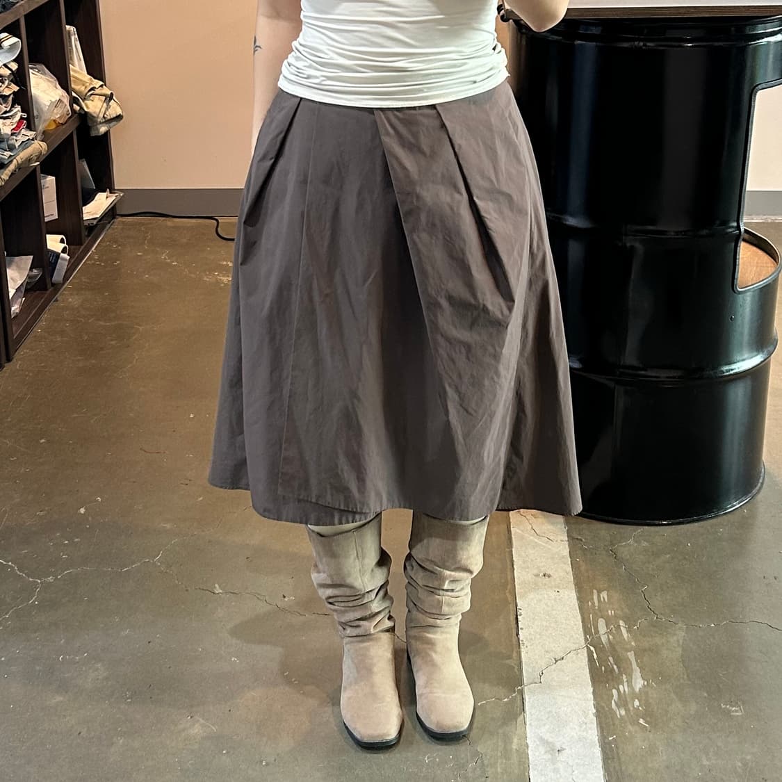 브라운 핀턱 언발 플레어 스커트 상품이미지6