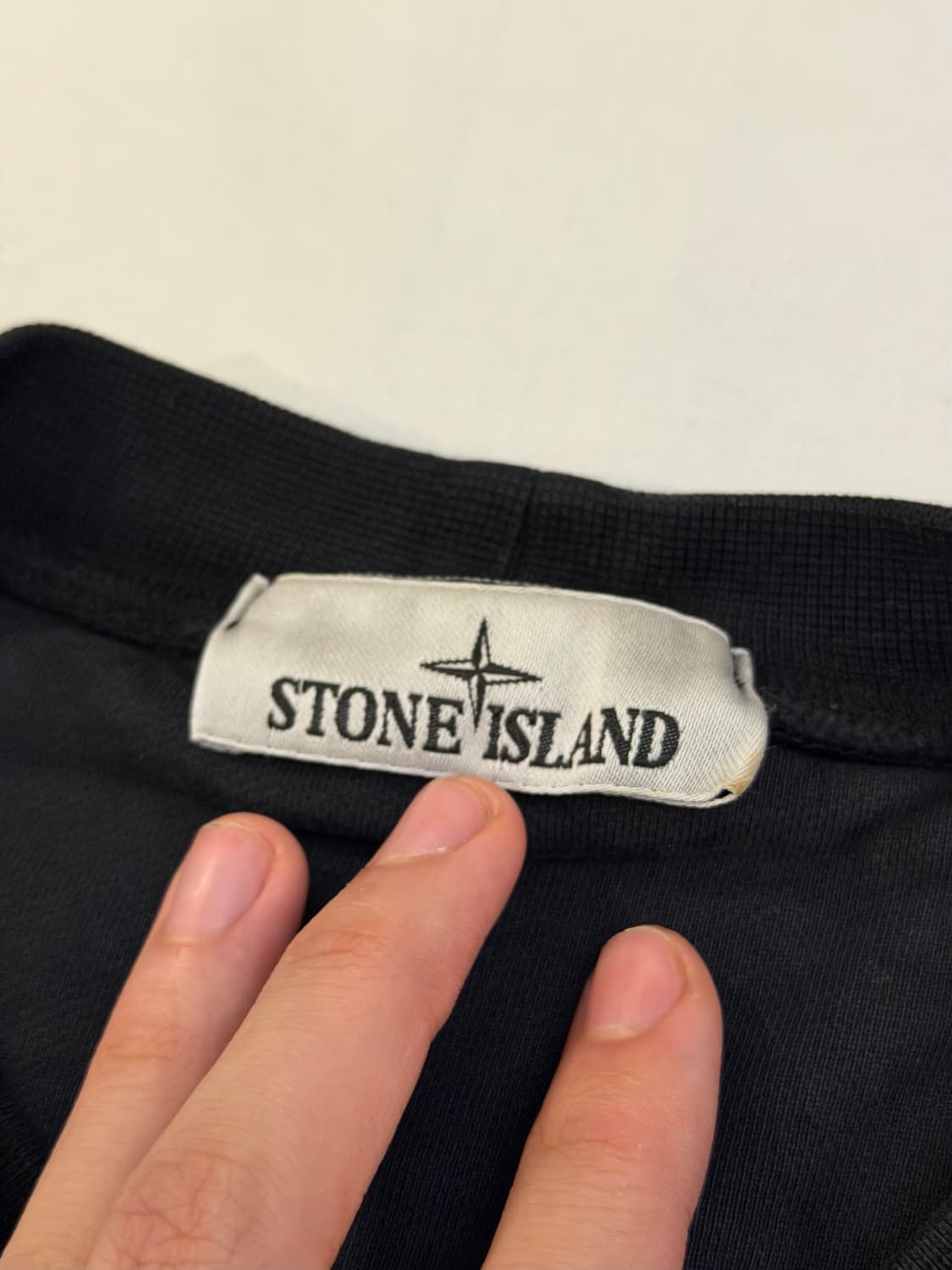 23SS 스톤아일랜드 와펜 맨투맨 블랙 상품이미지4
