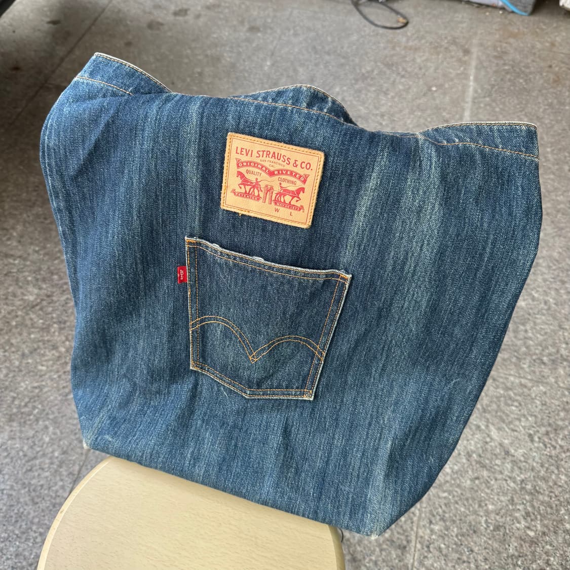 리바이스 백포켓 로고 데님 토트백 상품이미지1