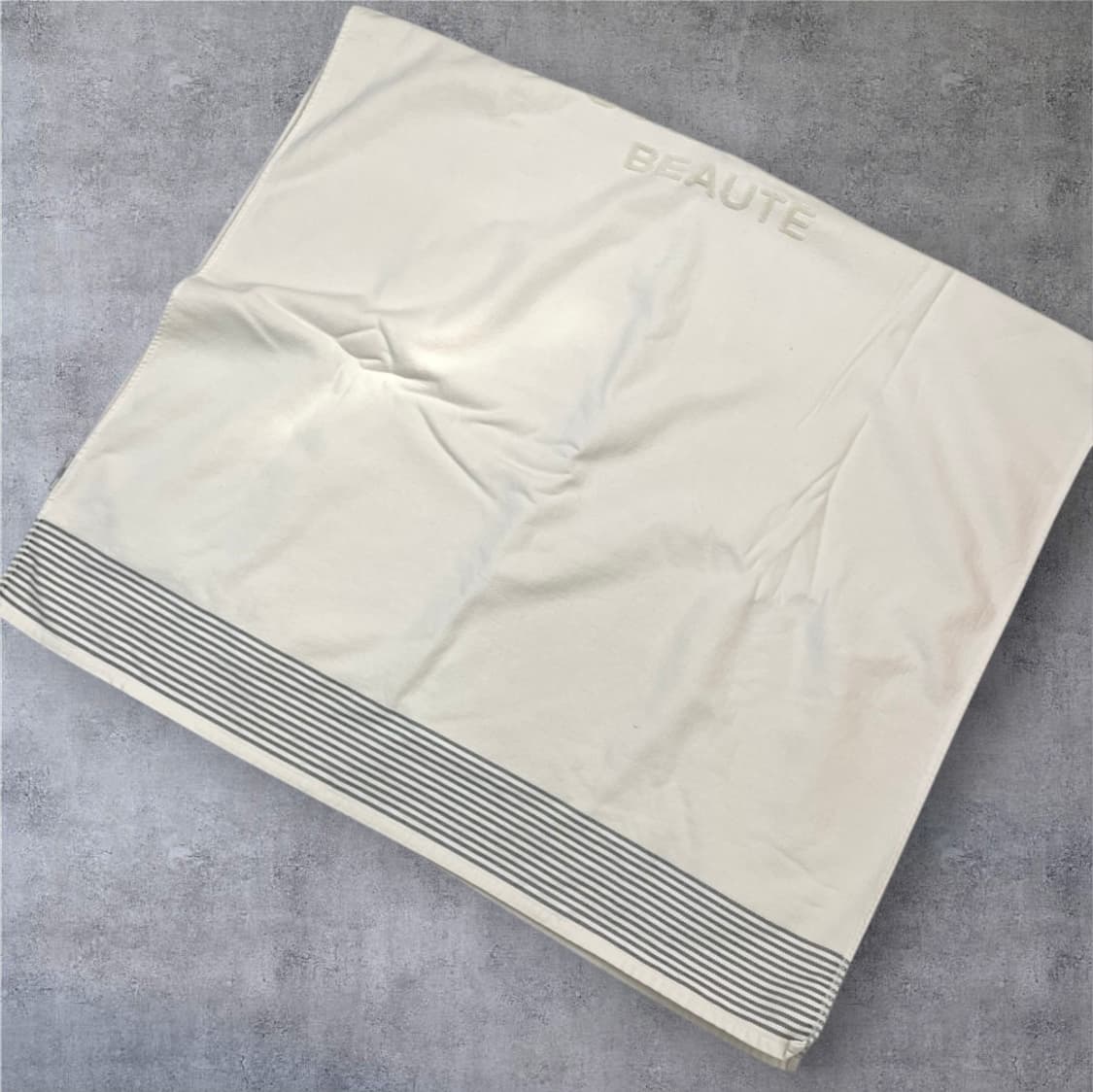 샤넬 CHANEL BEAUTE 아이보리 엠보 로고 비치타월 상품이미지3