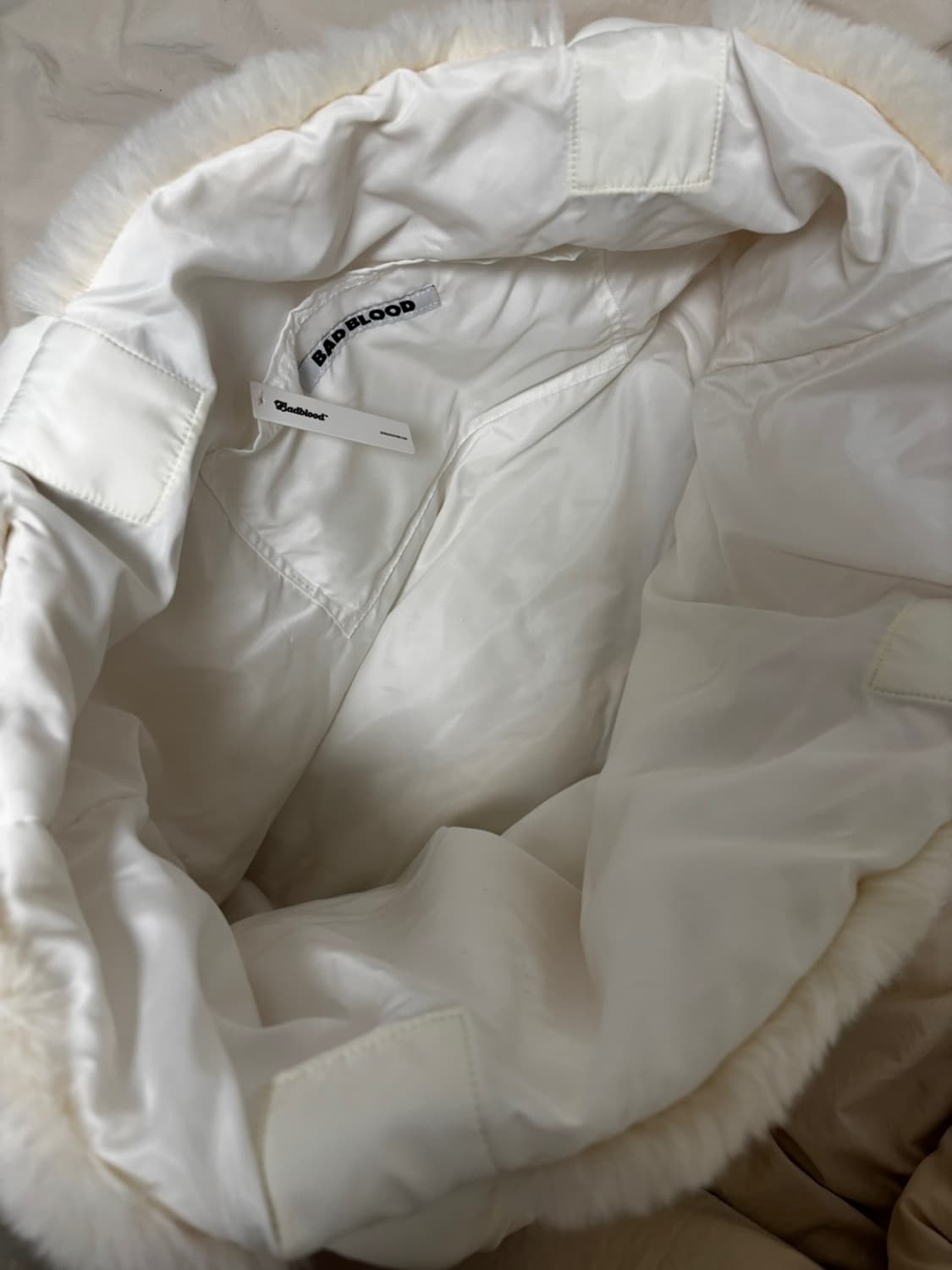 배드블러드 퍼필로우 쇼퍼백 상품이미지3