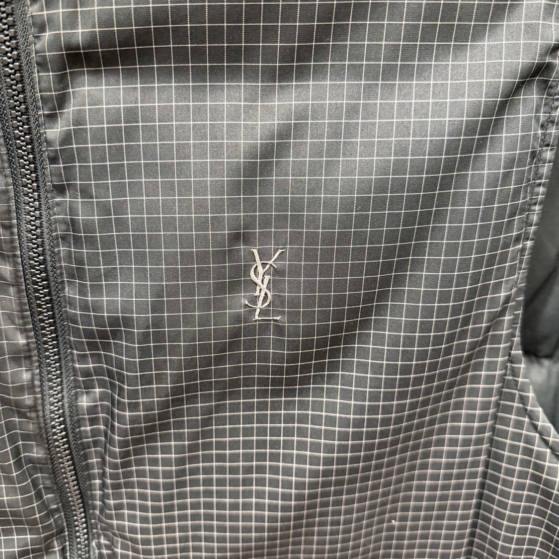 입생로랑 리버시블 패딩 베스트 솔리드 블랙 체크 패턴 로고 디테일 블랙 상품이미지8