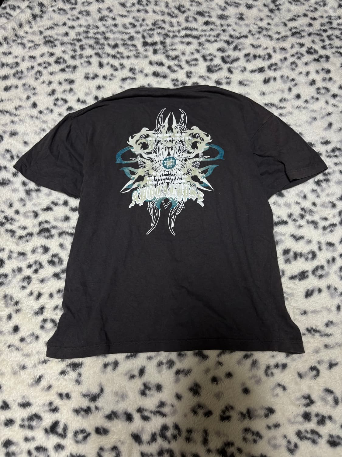 “Unknown” Back Print Detail Tee 상품이미지1
