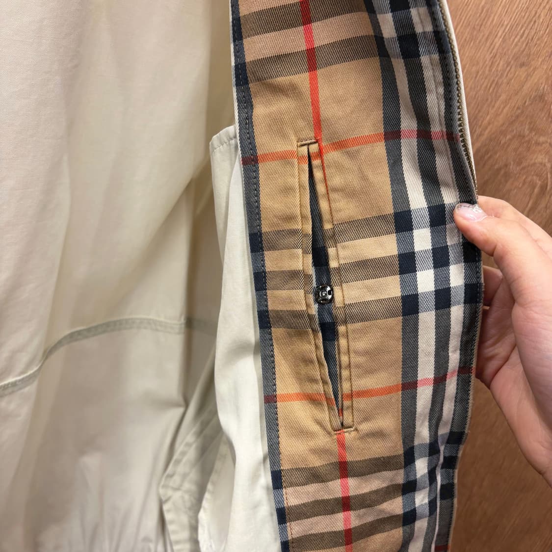 버버리 카라넥 블루종 자켓 플랩 포켓 밑단 밴딩 디테일 베이지 상품이미지8