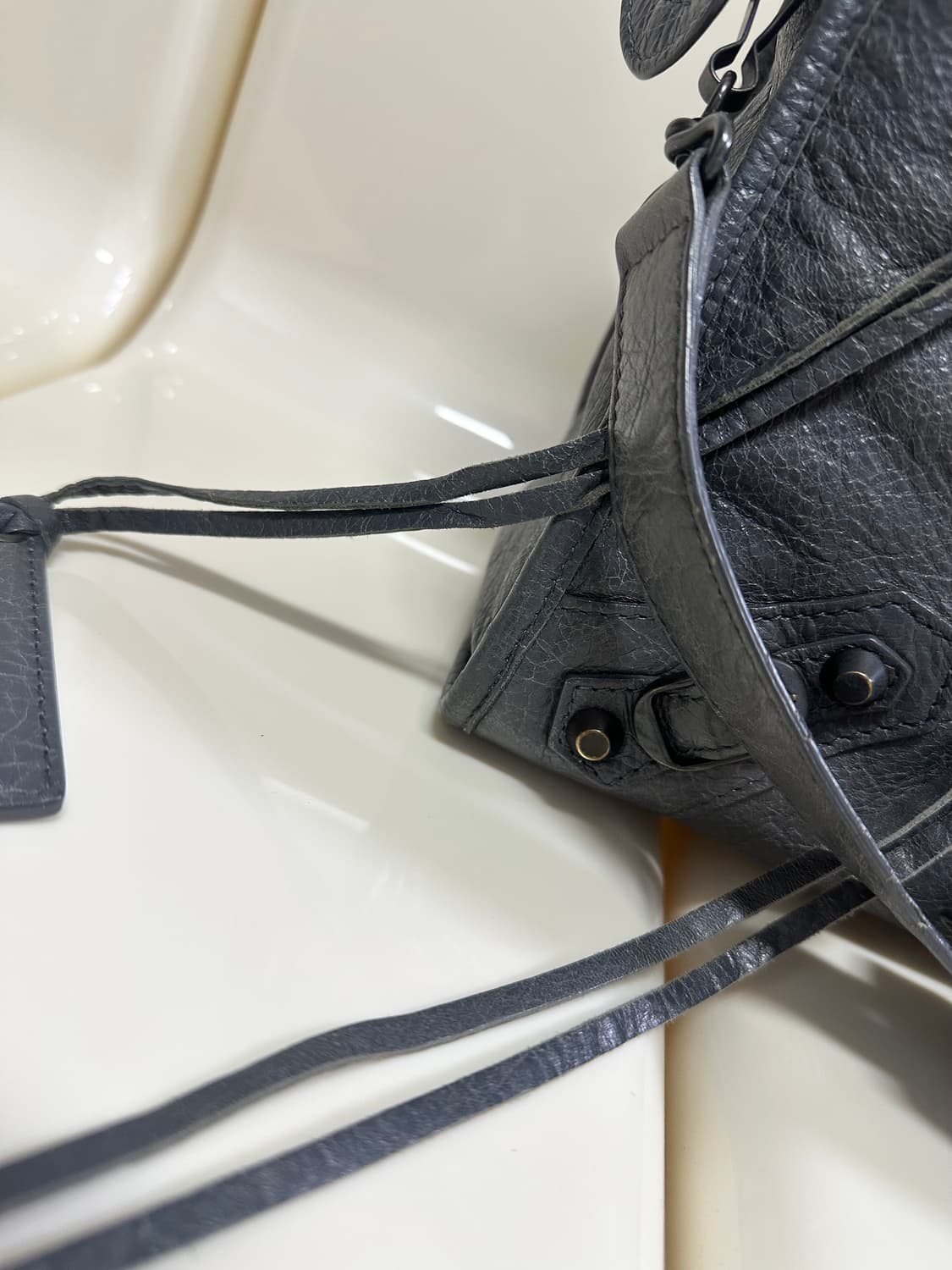 [A 정품] 발렌시아가 시티 모터백 미디움 다크그레이 상품이미지4