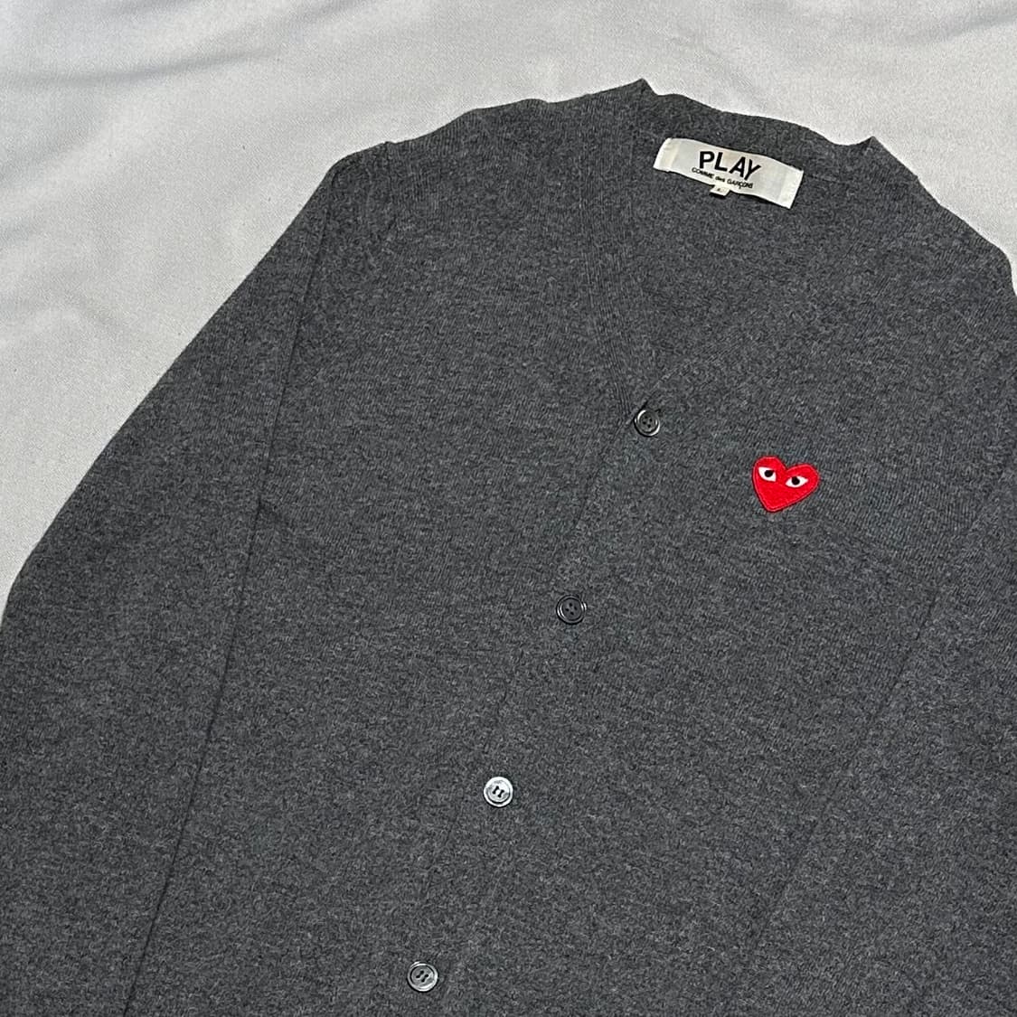 L 꼼데가르송 레드와펜 브이넥 울 가디건 상품이미지1