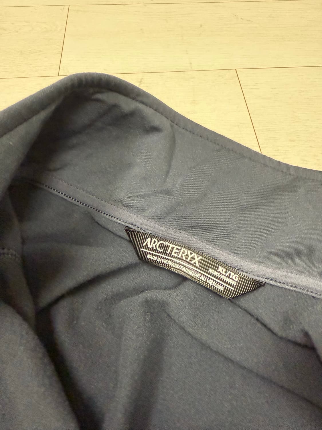 아크테릭스 카이어나이트 라이트웨이트 자켓 블랙사파이어 색상입니다. XL  상품이미지5