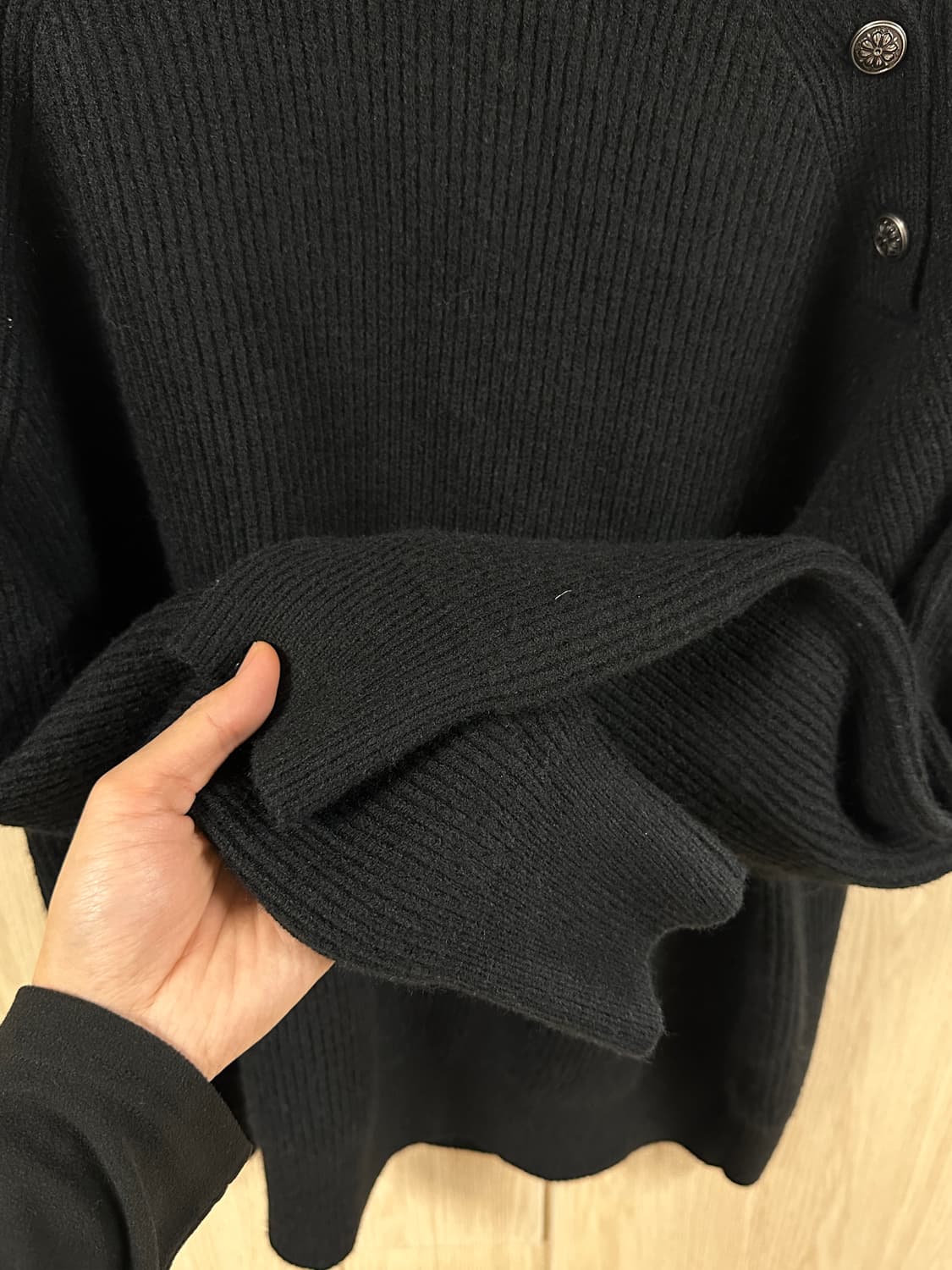 넥라인 버튼 니트 1회착용 상품이미지2