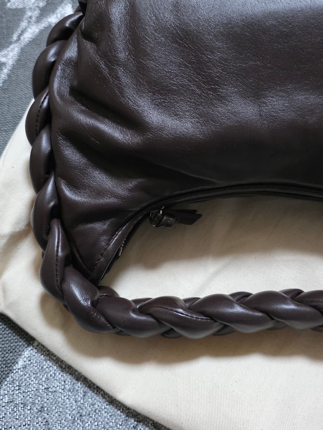 헤레우 에스피가 플레이티드 패디드 숄더백 다크브라운 상품이미지3