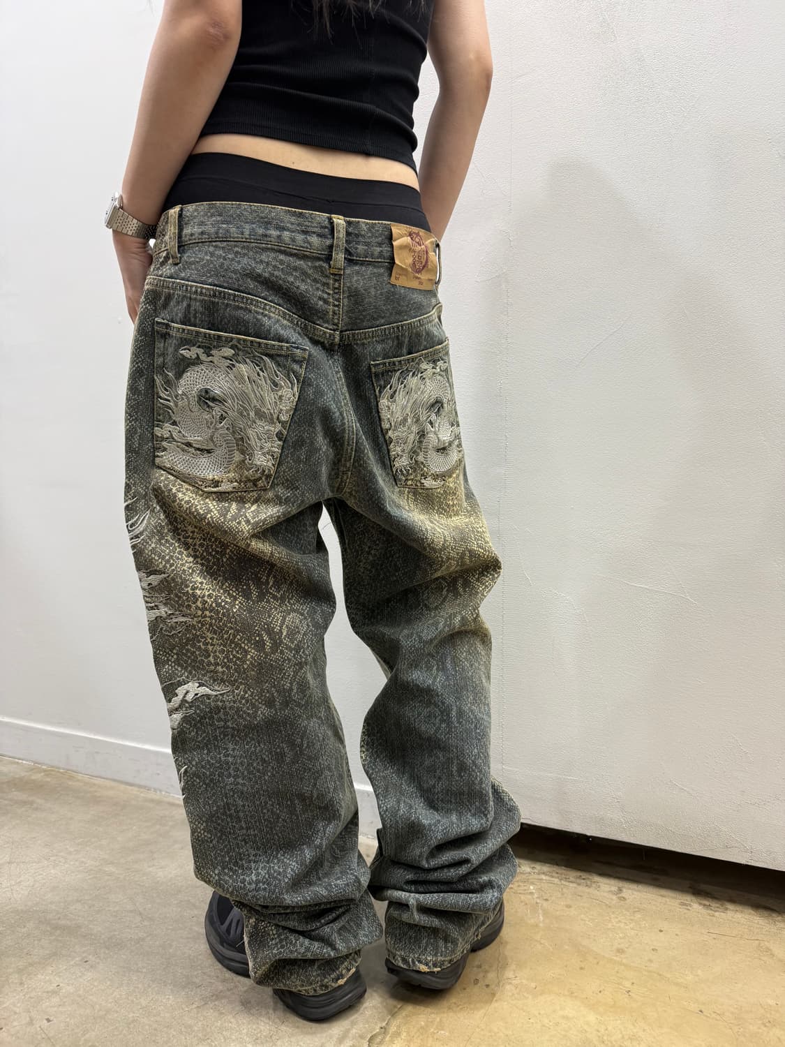 카라쿠리 타마시 패턴 디테일 자수 데님팬츠 상품이미지7