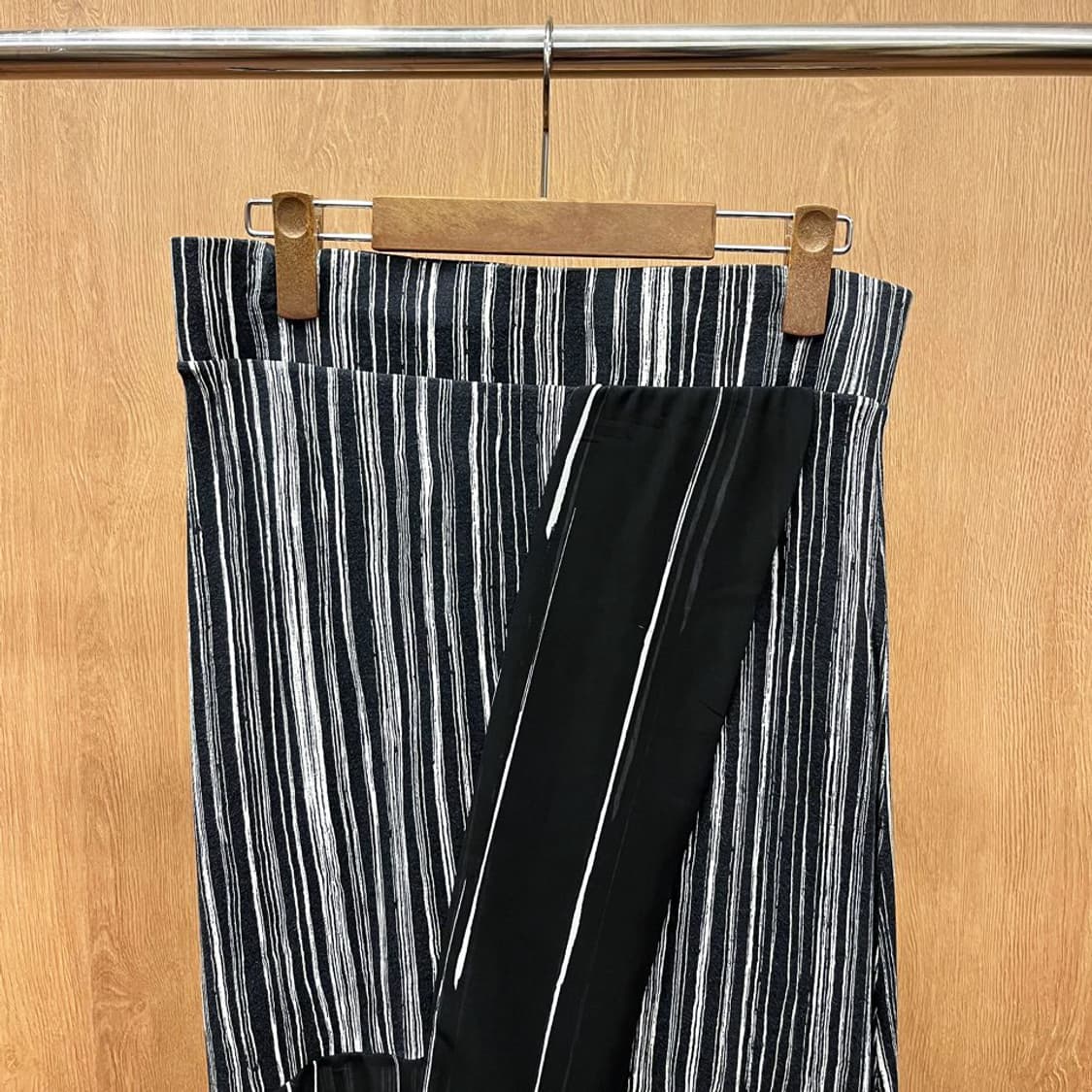 도나카란 뉴욕 미디 스커트 플리츠 믹스 스트라이프 레이어 디테일 블랙 상품이미지4